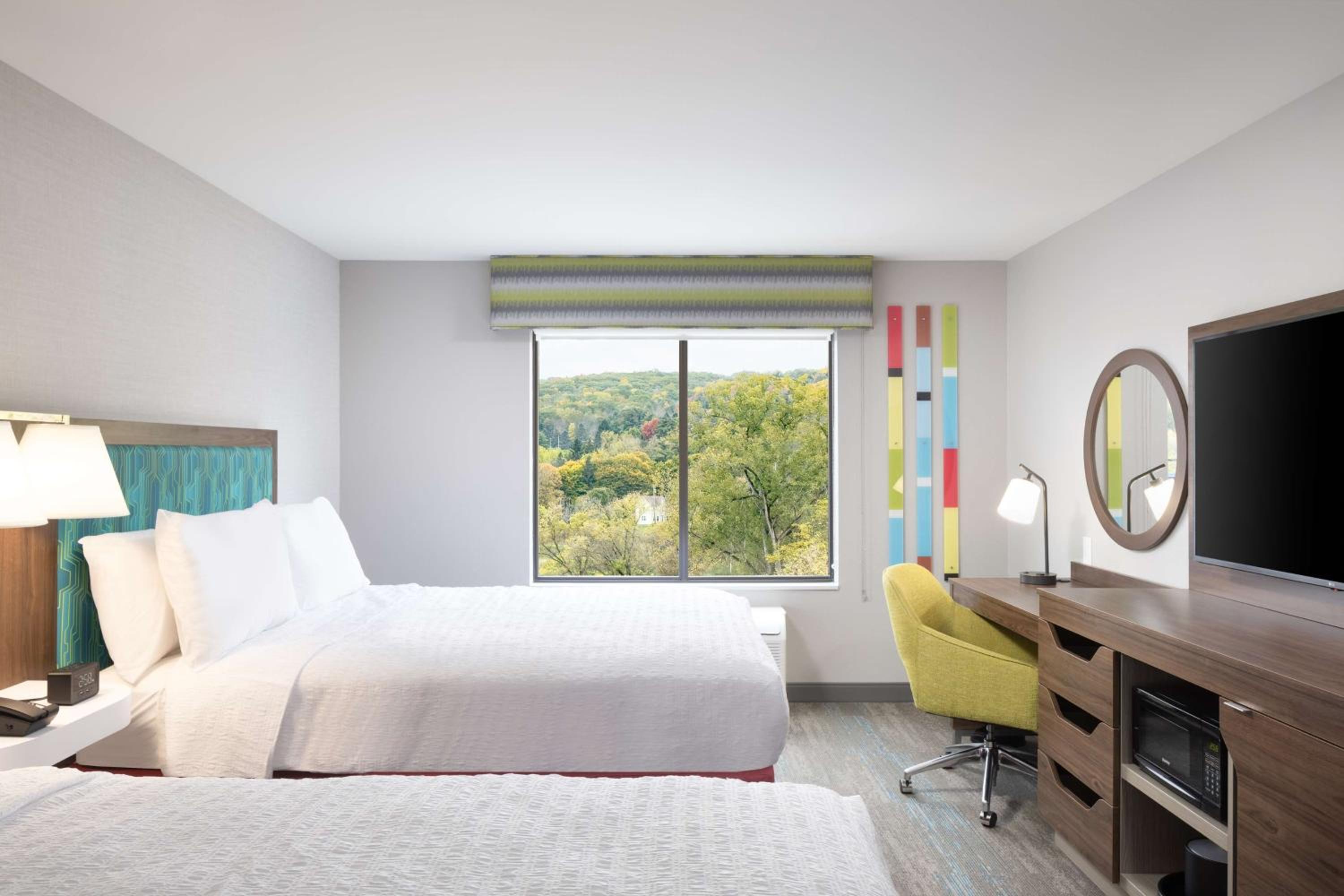 Queen Room with Two Queen Beds - Photo 3