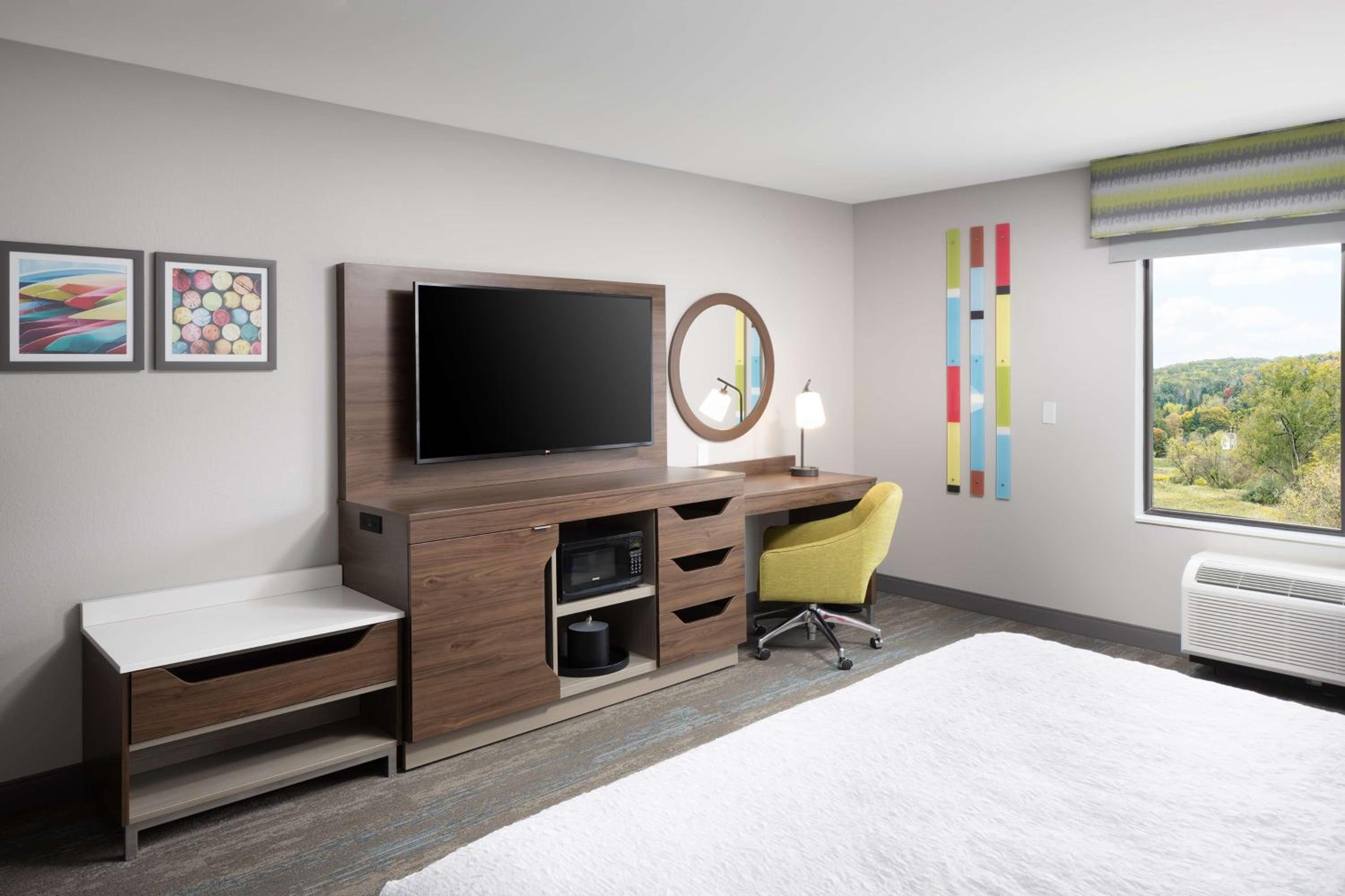 King Room with Roll-In Shower - Mobility/Hearing Accessible - Photo 2