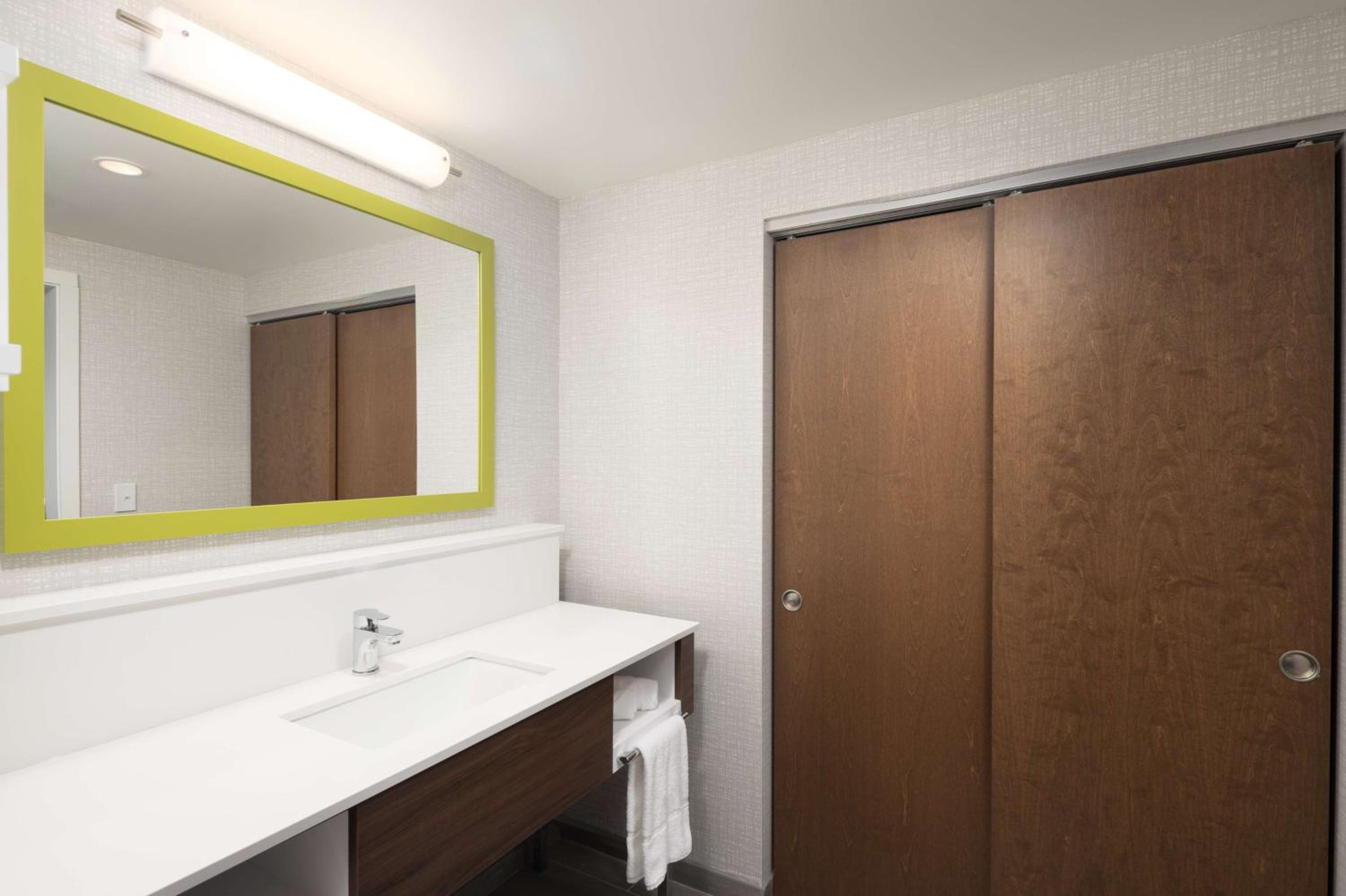 Queen Studio Suite with Two Queen Beds - Photo 3