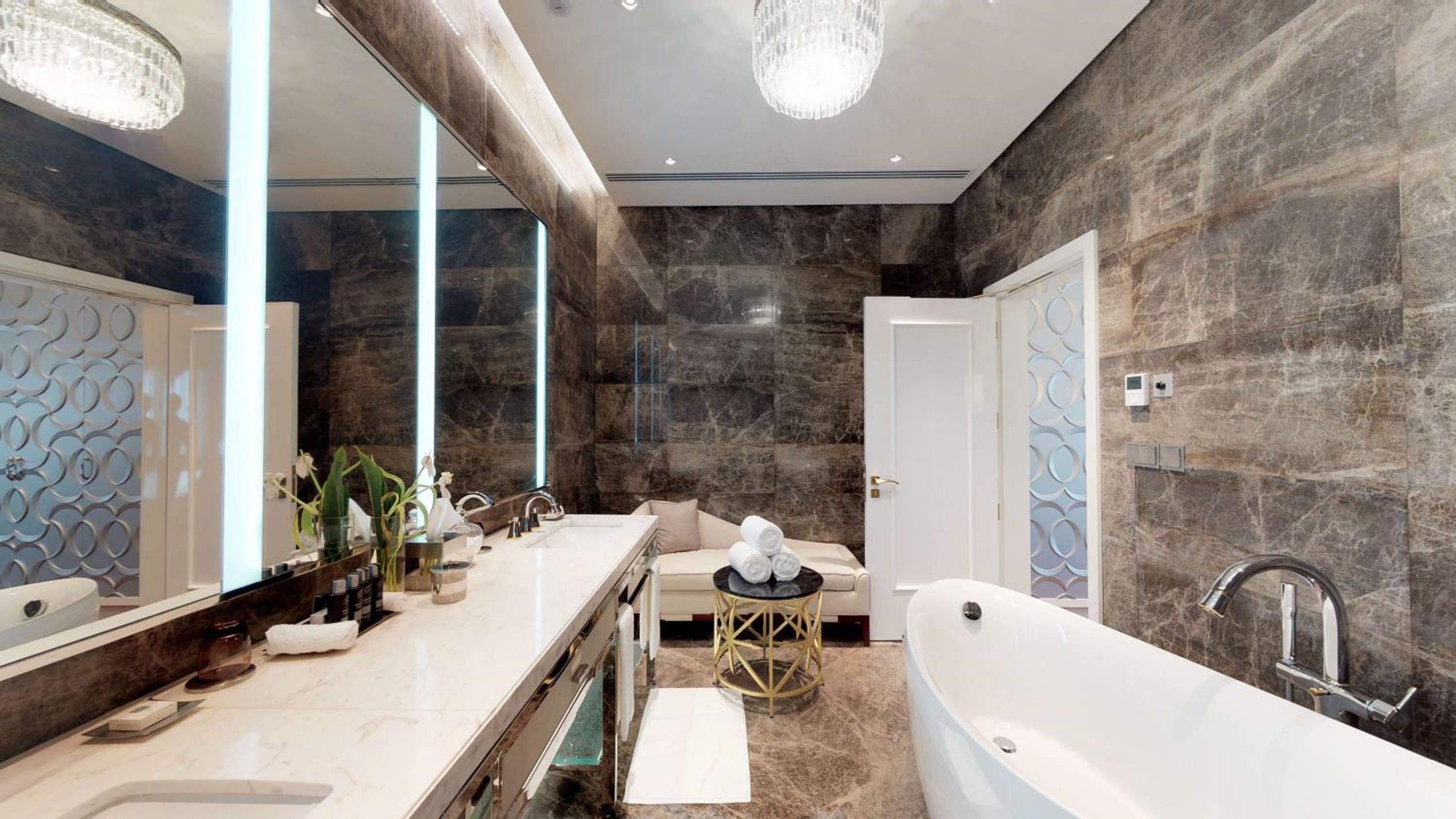 Deluxe Presidential Suite