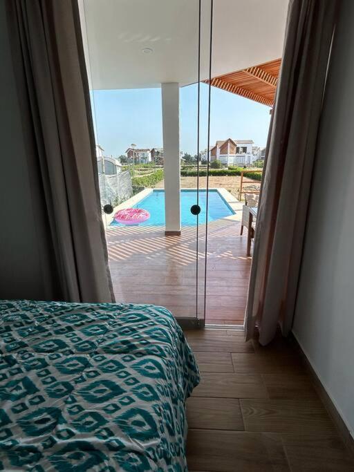 Six-Bedroom House photo 2