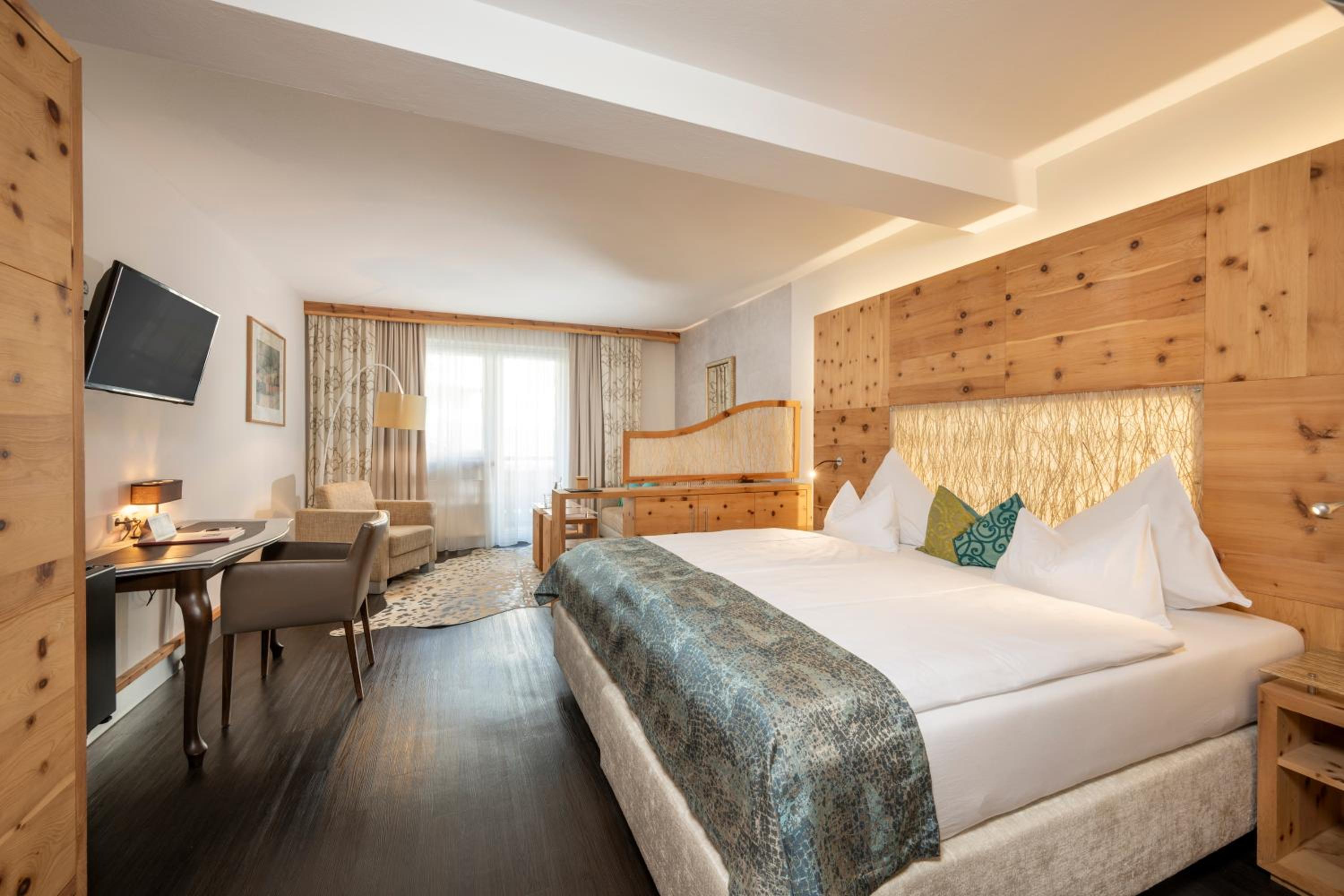Deluxe Junior Suite - Photo 3