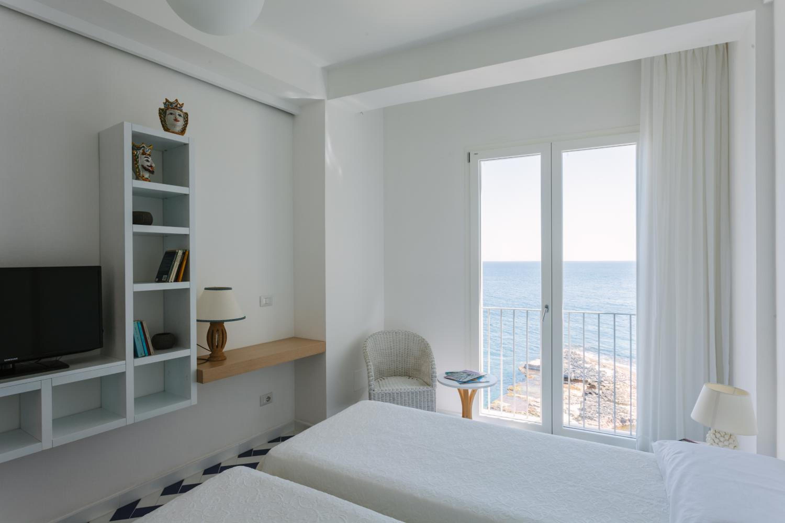 Standard Double or Twin Room with Sea View - Photo 4