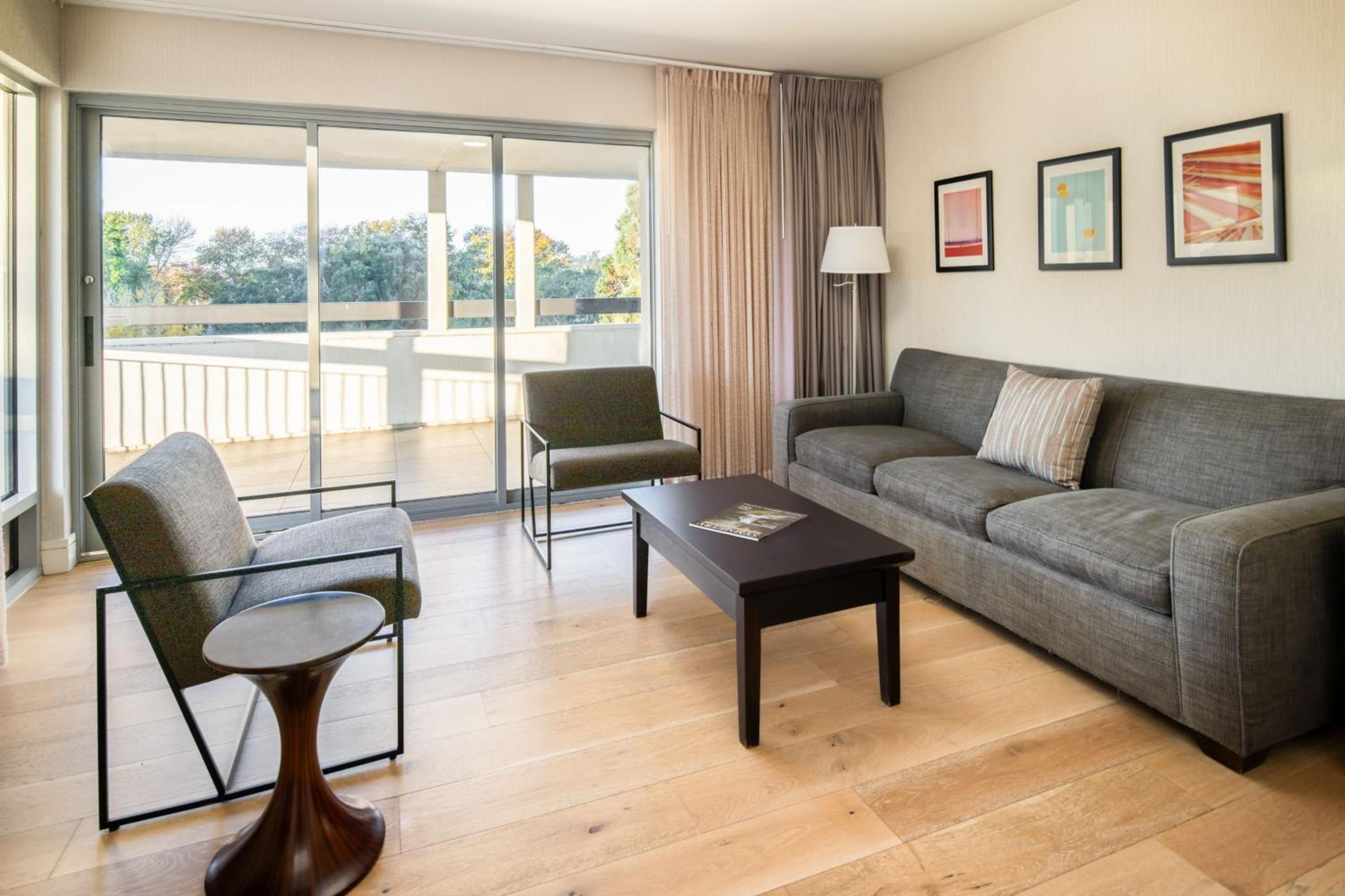 1 Bedroom Suite, 1 King Bed, Sofabed    - Photo 4