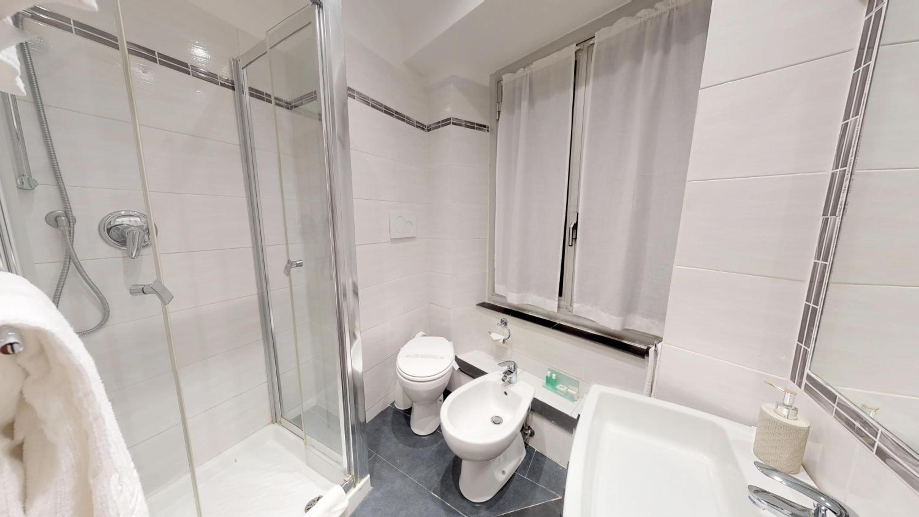Double Room - Photo 5