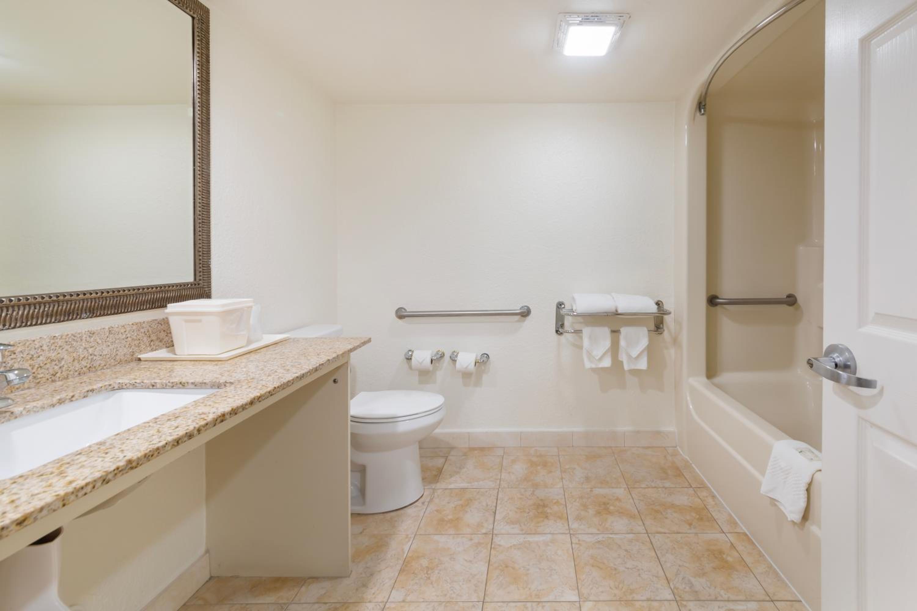 King Room with Shower - Disability Access/Non-Smoking - Interior Hall - Photo 7