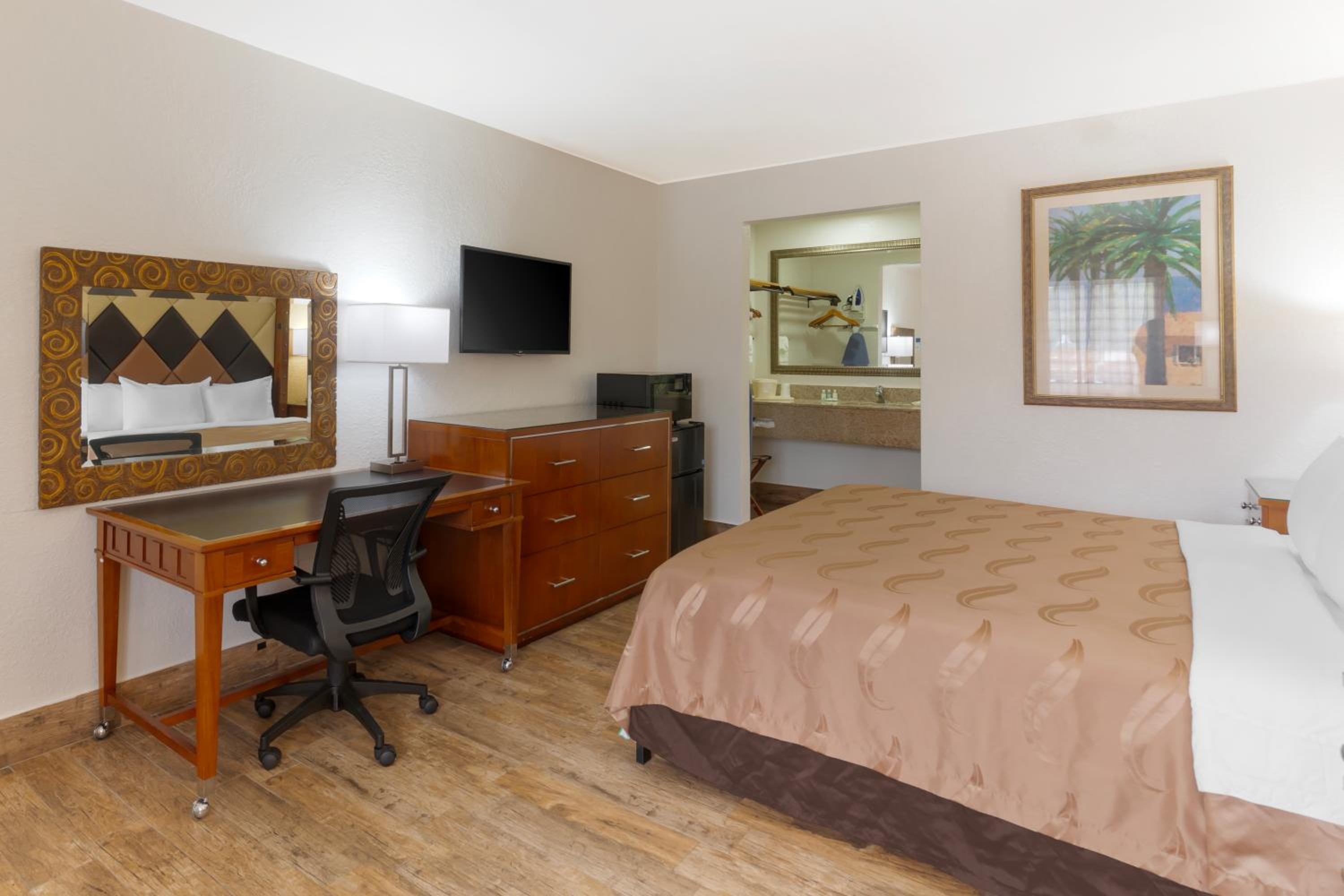 Queen Room - Non Smoking/Exterior Hall - Photo 3