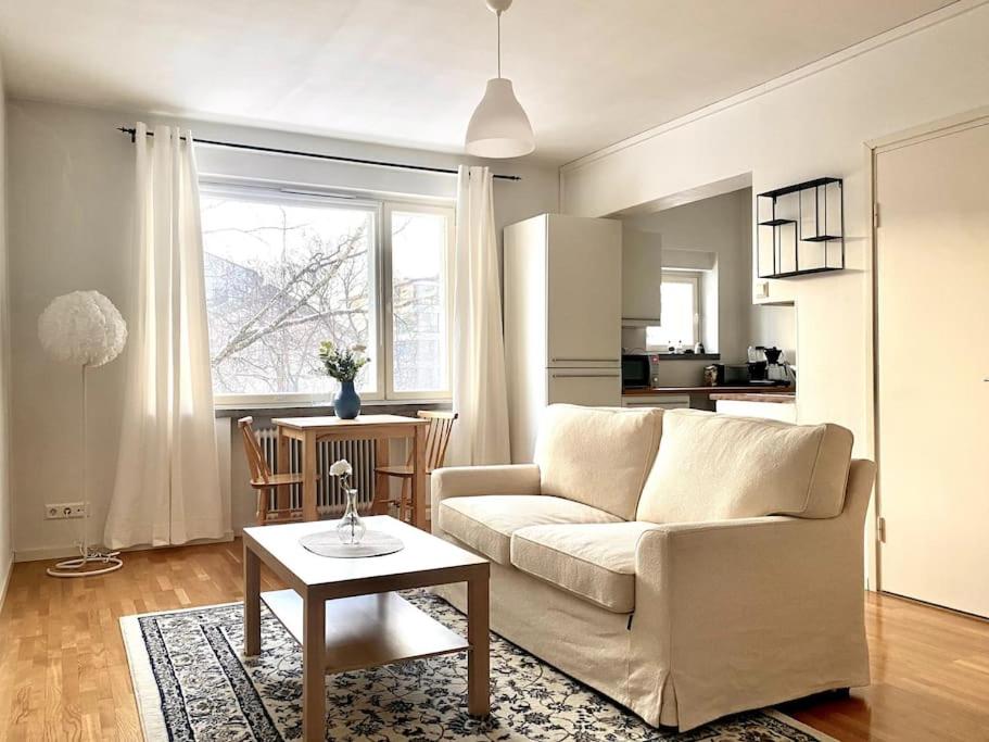 One-Bedroom Apartment photo 1