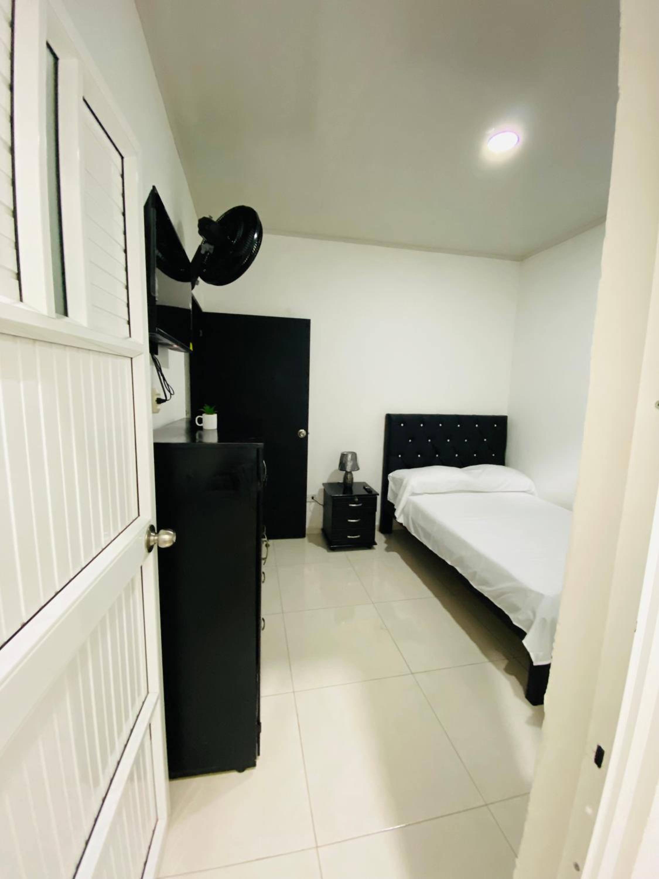 Single Room with Private Bathroom photo 3