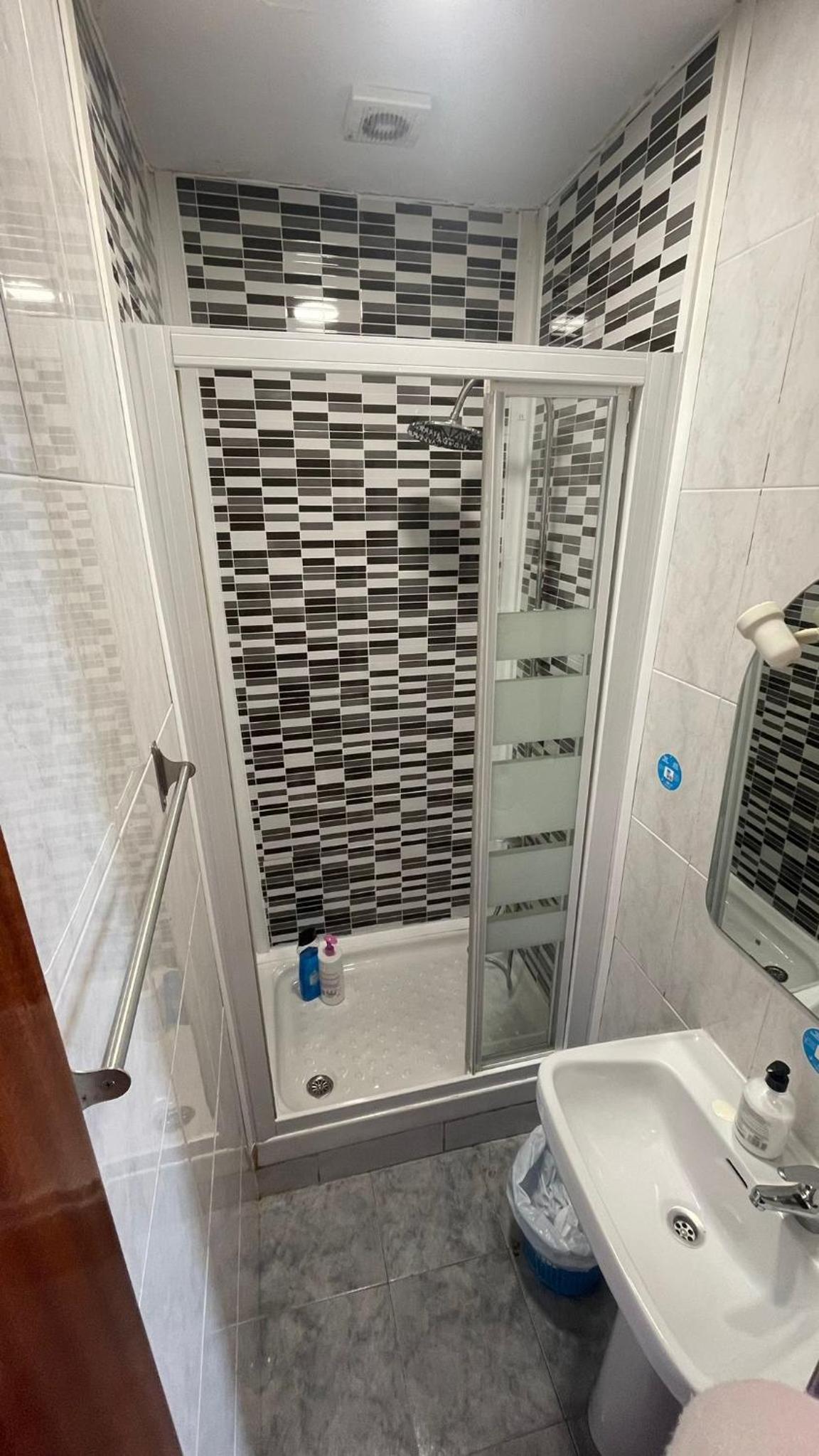 Twin Room with Shower photo 3