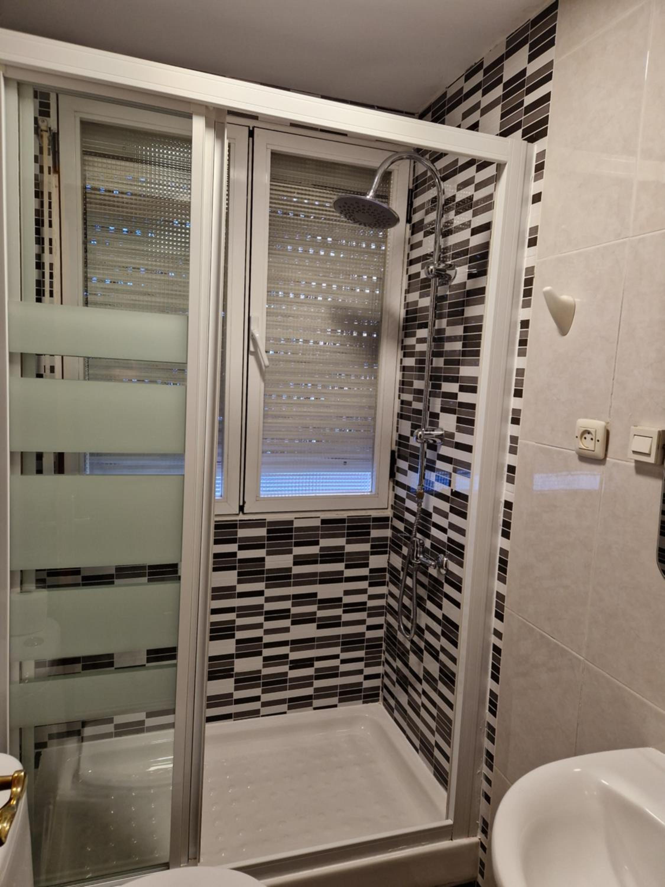 Twin Room with Private Bathroom photo 3
