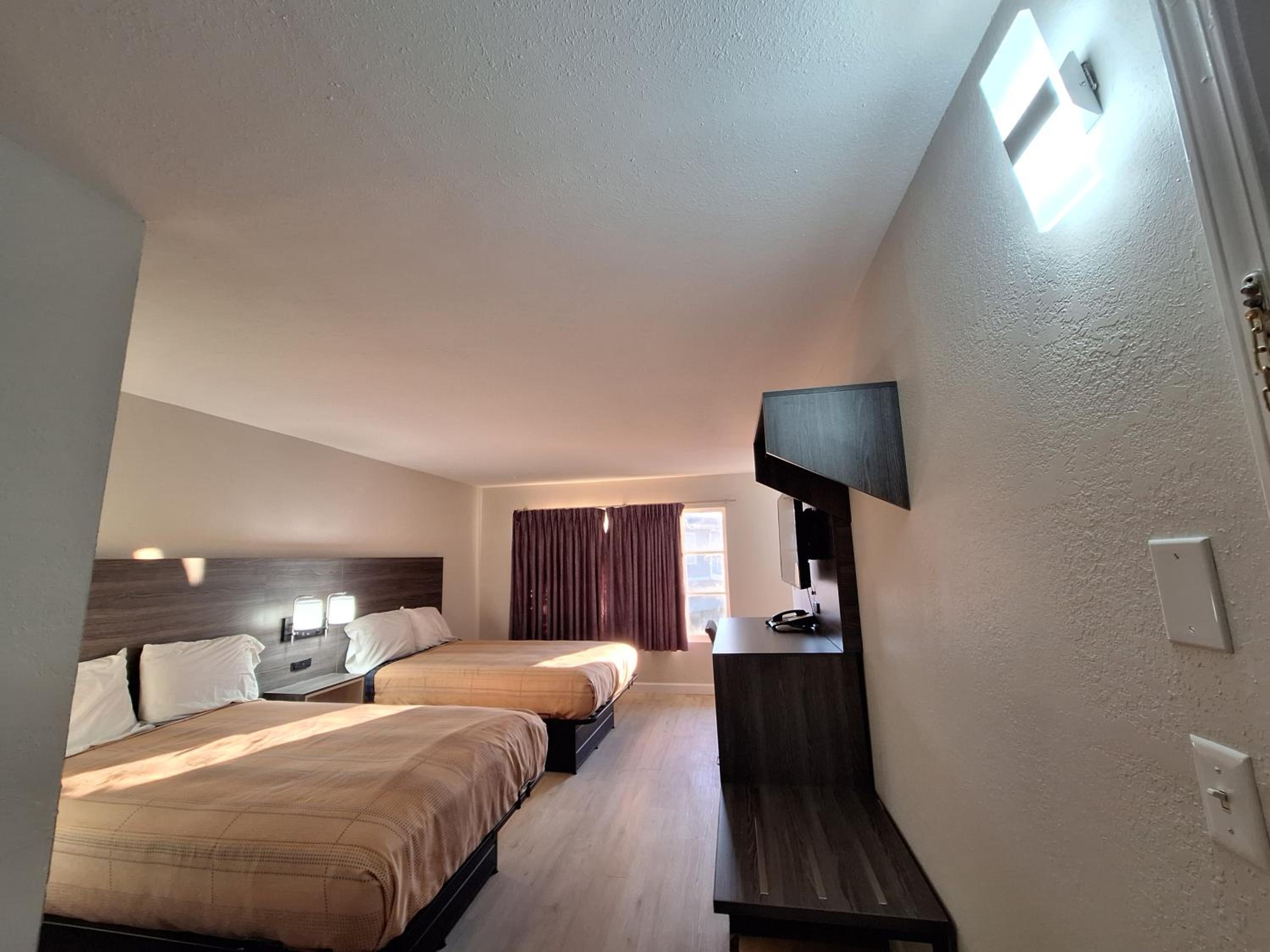 Double Room with Two Double Beds - Smoking photo 1