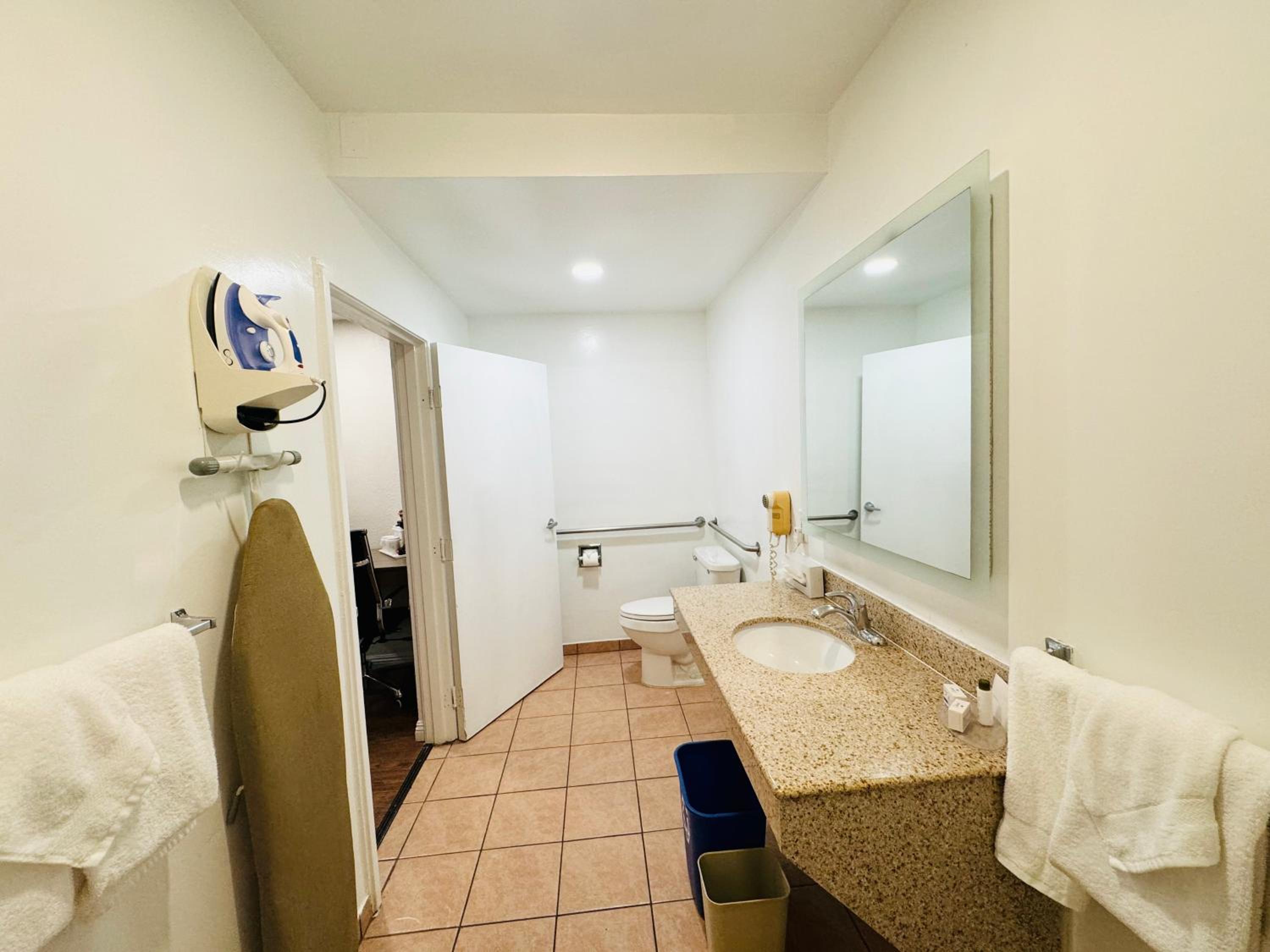 King Room with Mobility/Hearing Impaired Access - Non-Smoking photo 3