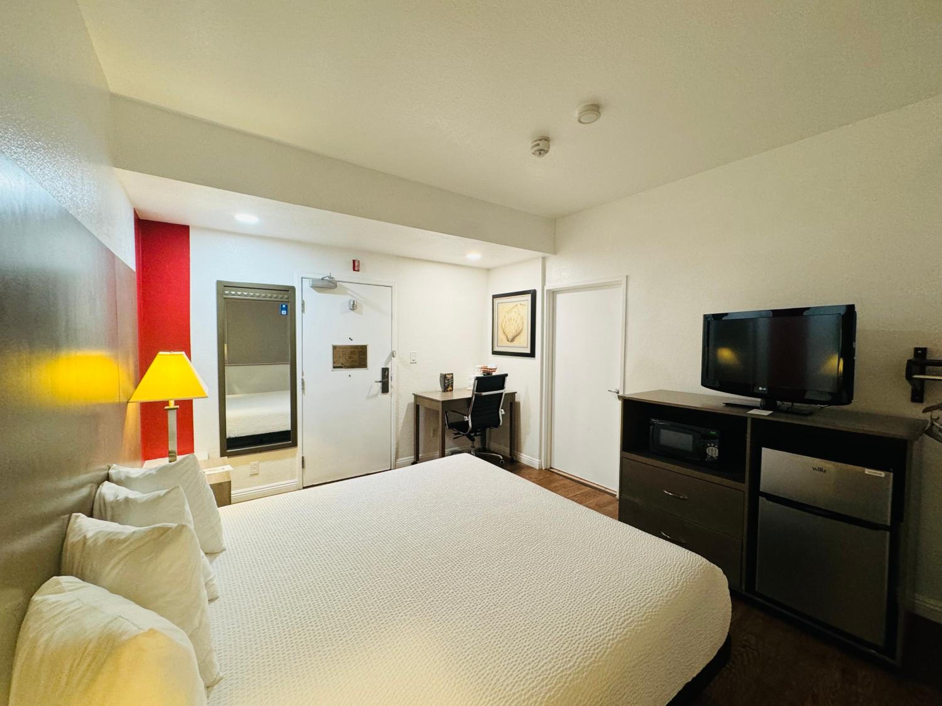 King Room with Mobility/Hearing Impaired Access - Non-Smoking photo 2
