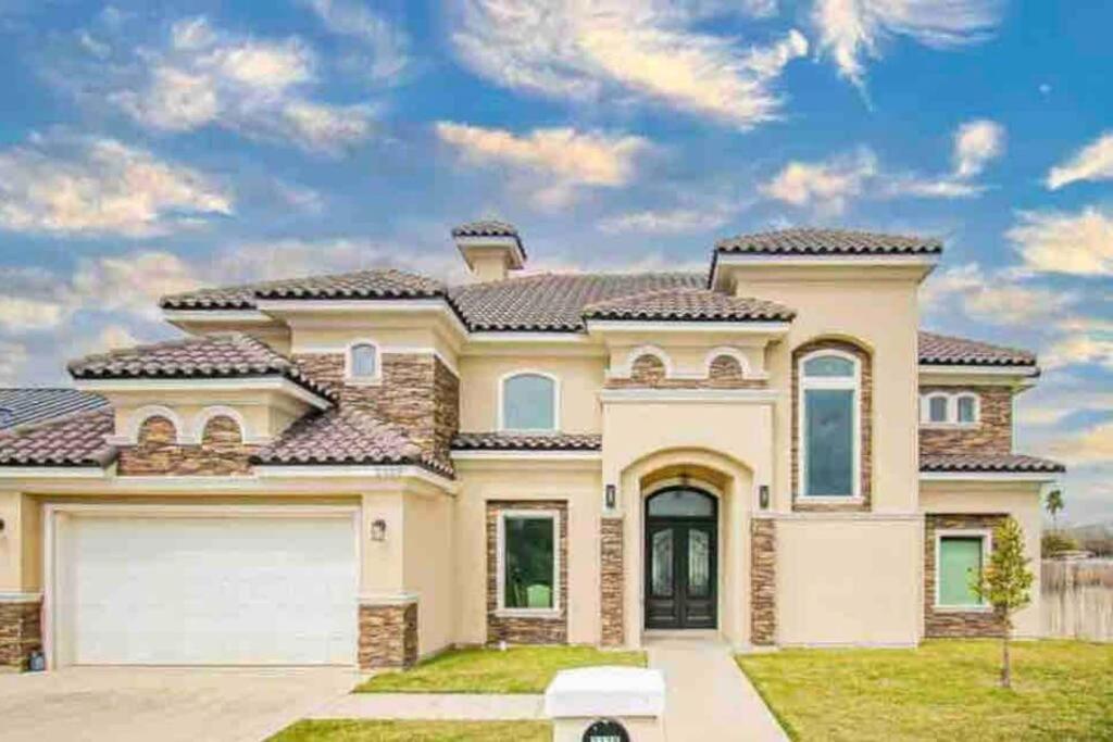 Three-Bedroom House photo 2