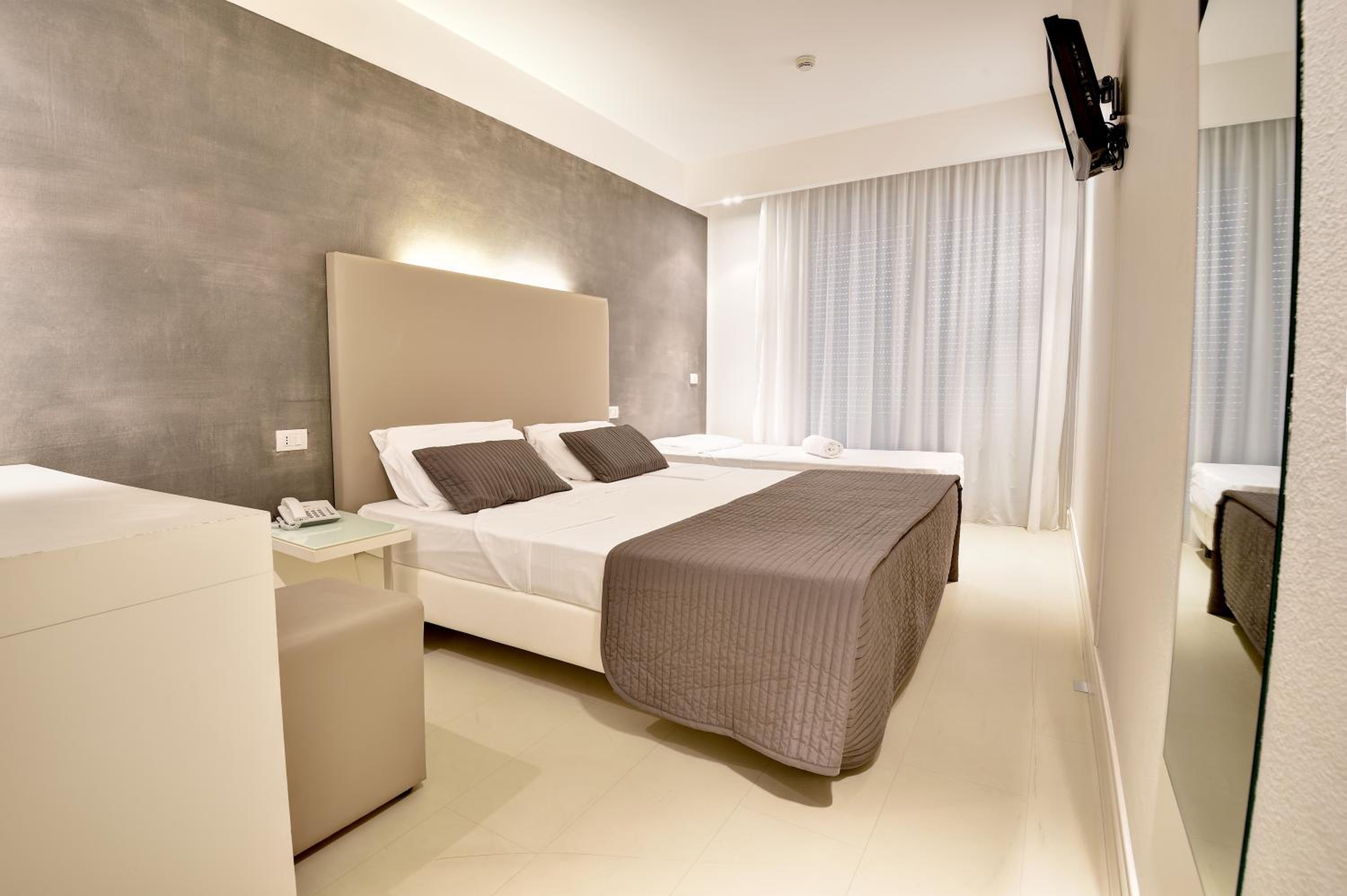Double Room with Partial Sea View - Photo 3