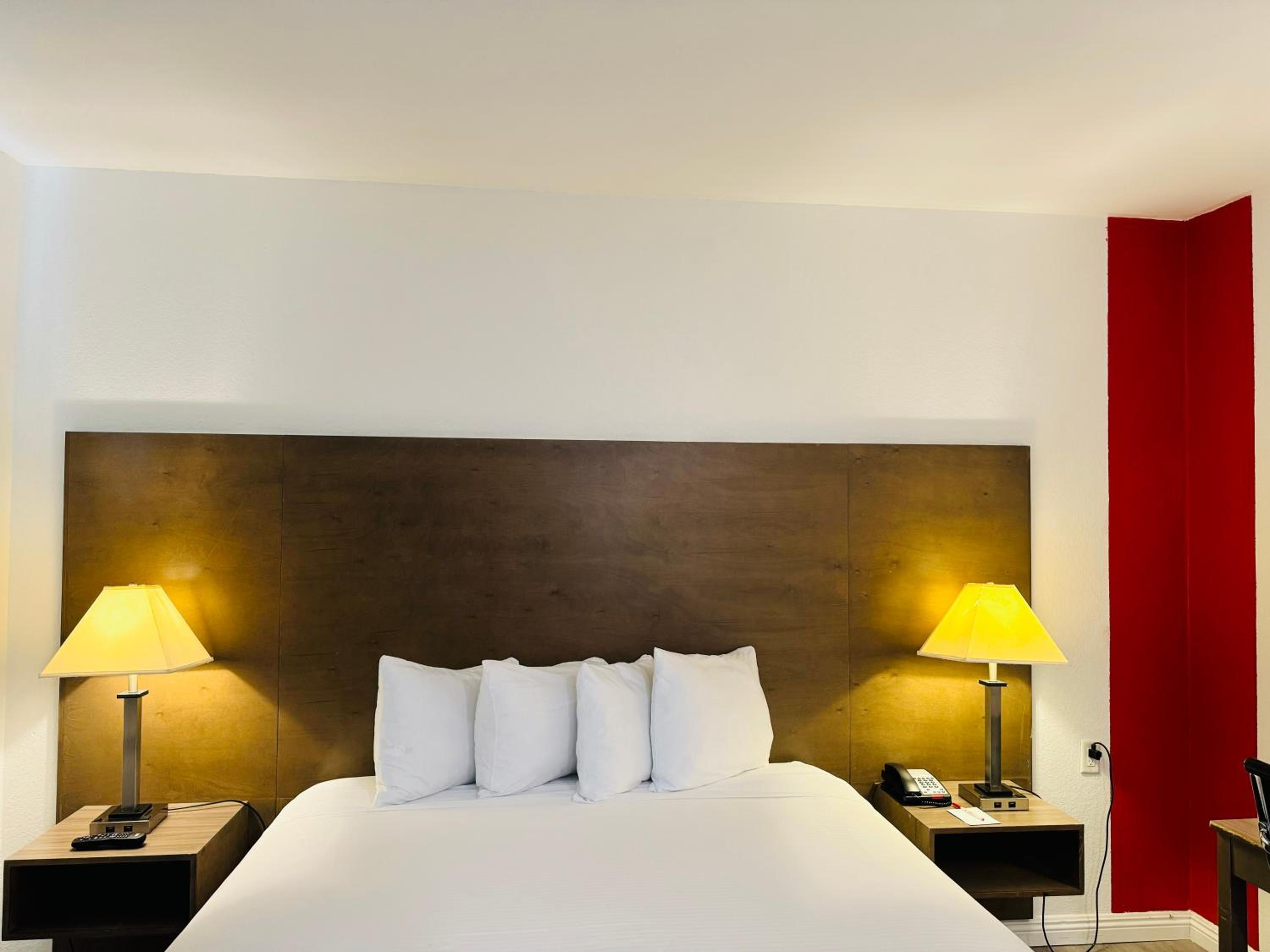 King Room with Balcony - Non-Smoking photo 2