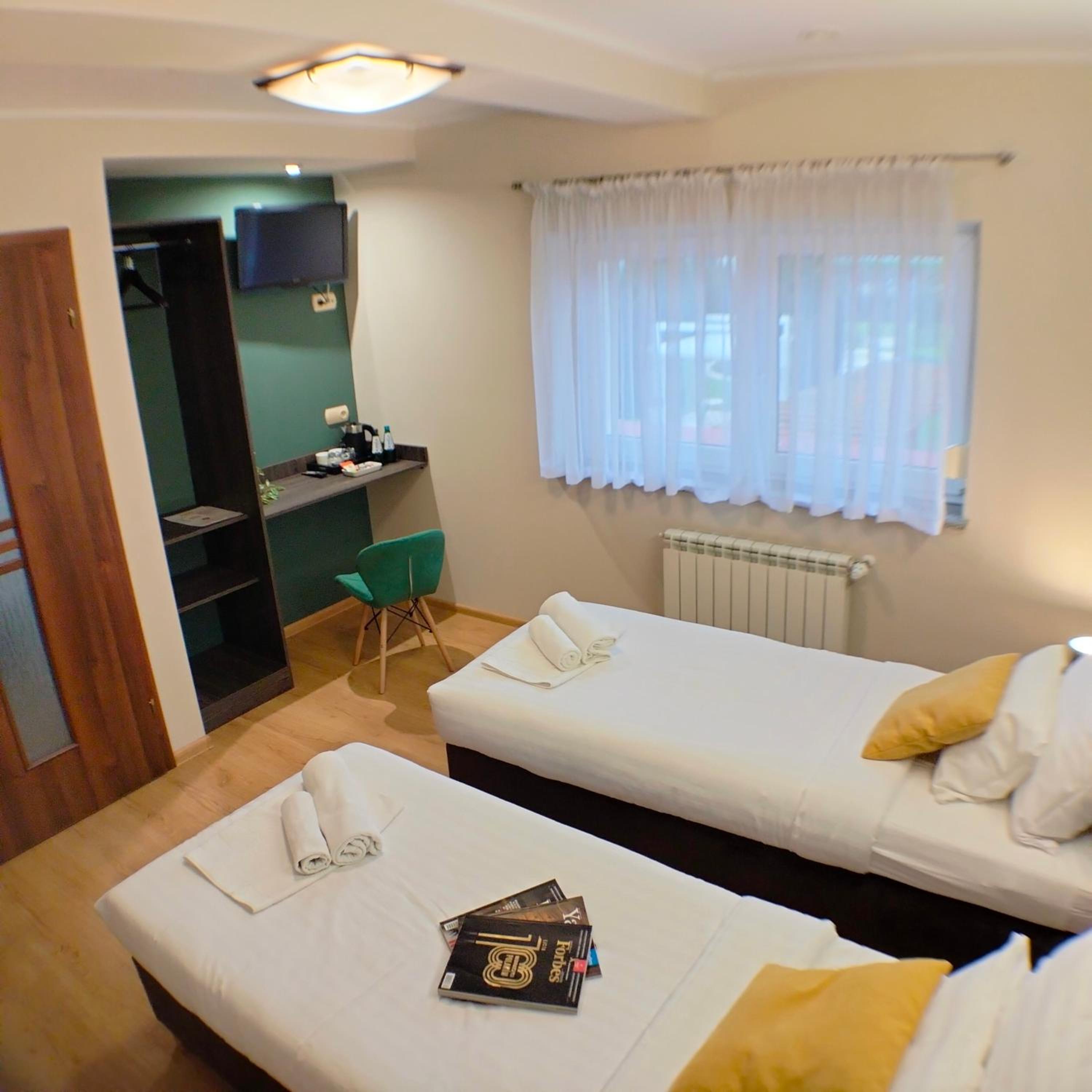 Standard Twin Room - Photo 6
