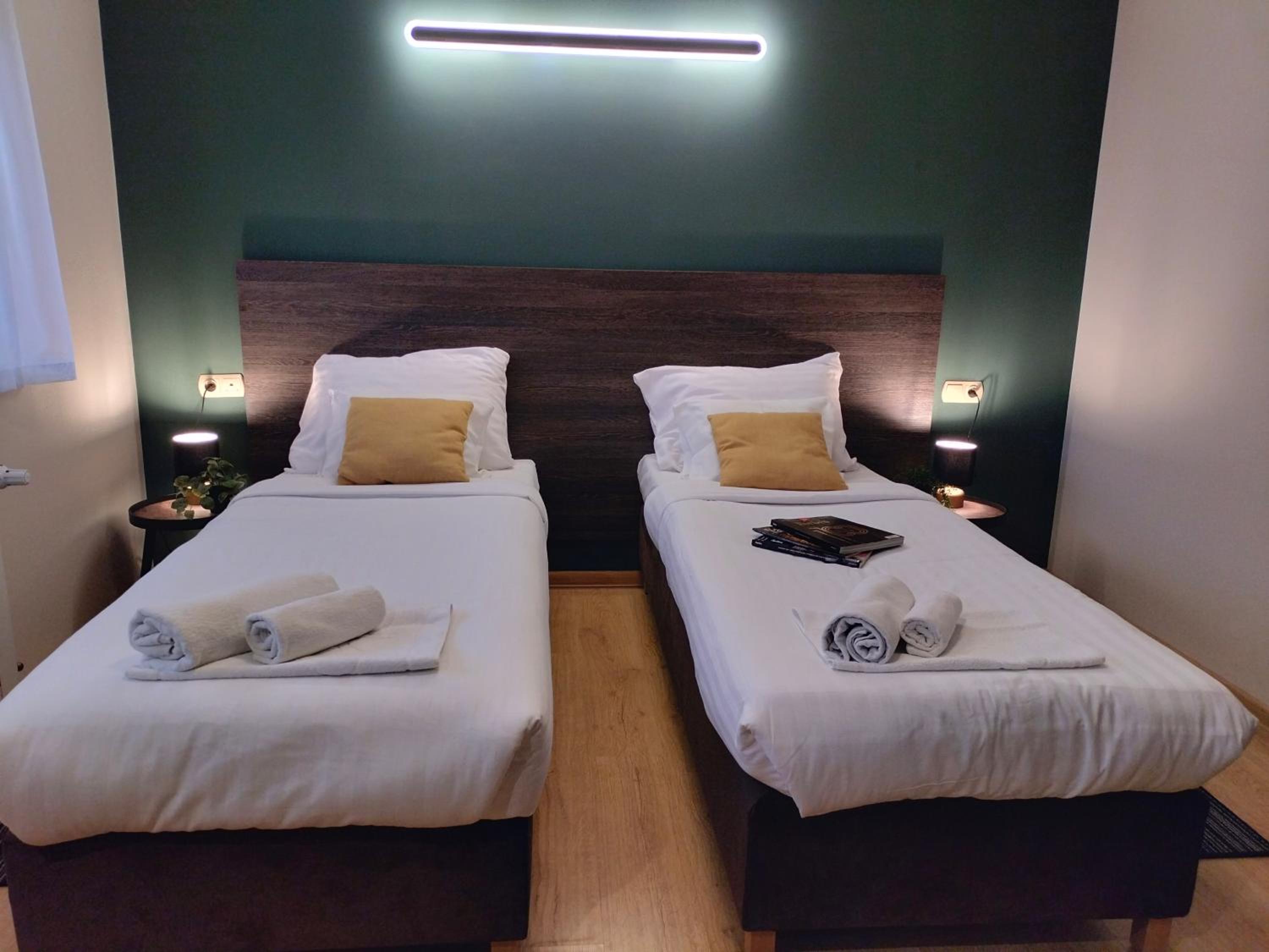 Standard Twin Room - Photo 5