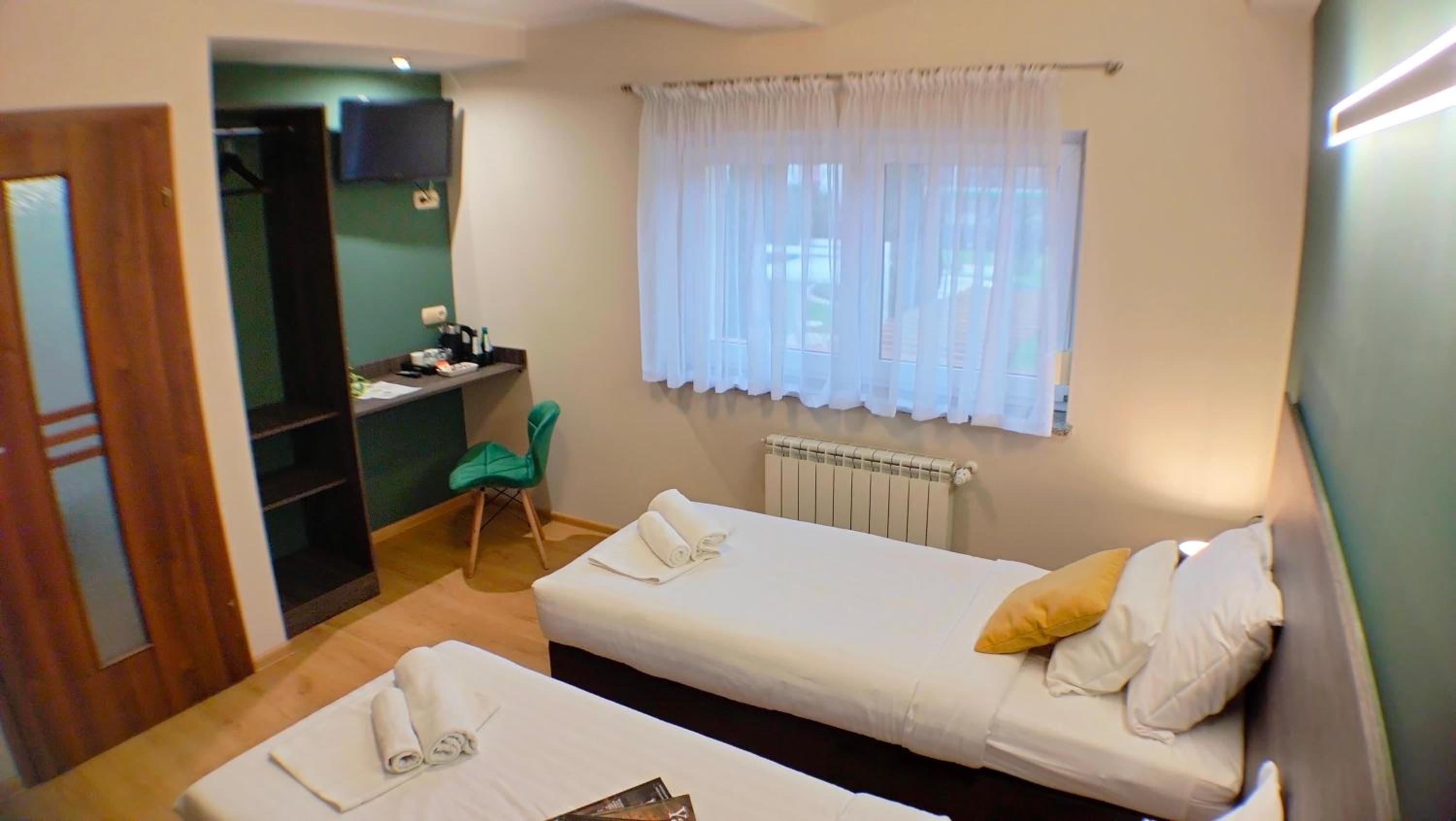 Standard Twin Room - Photo 4