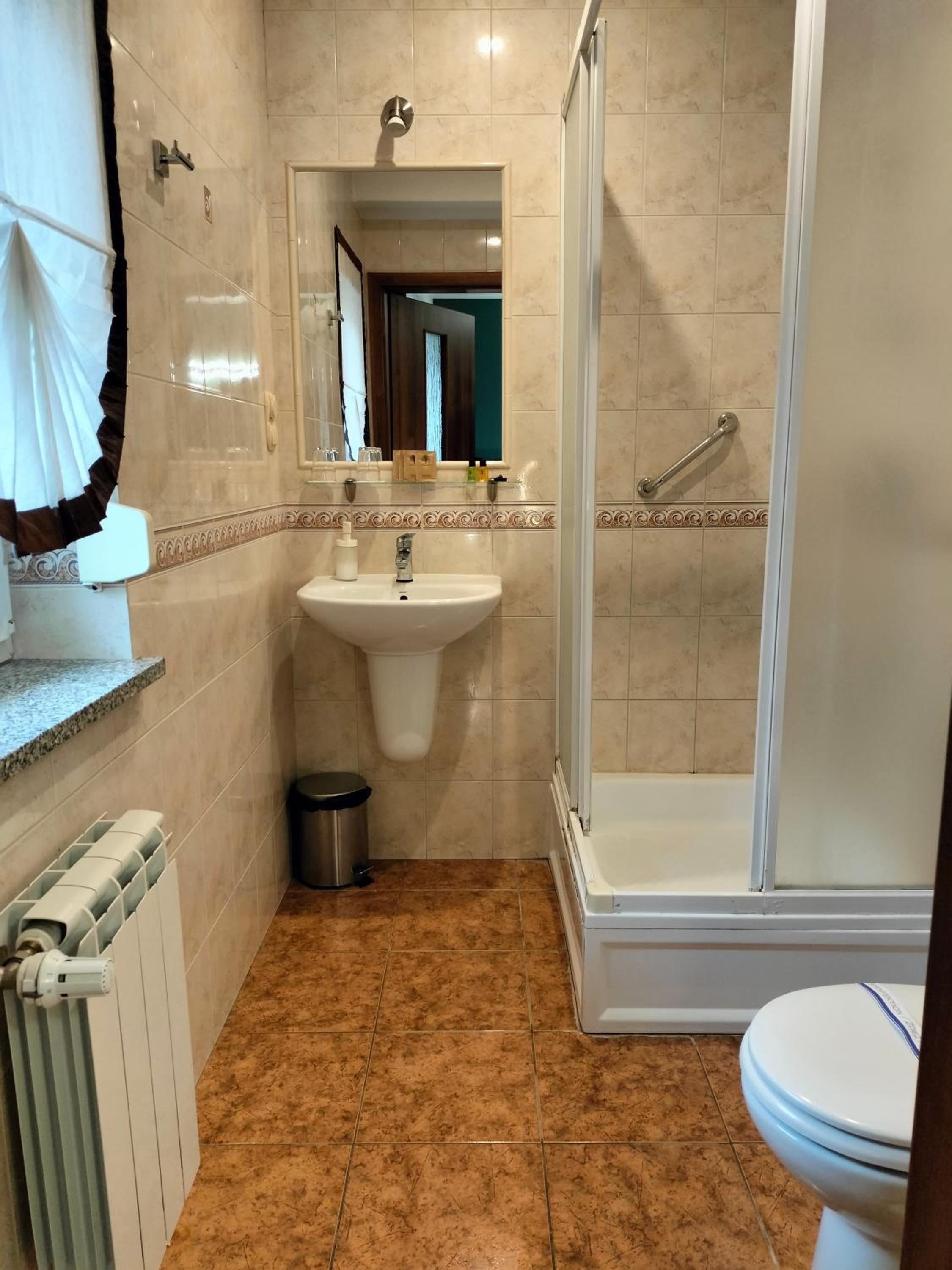 Standard Twin Room - Photo 12