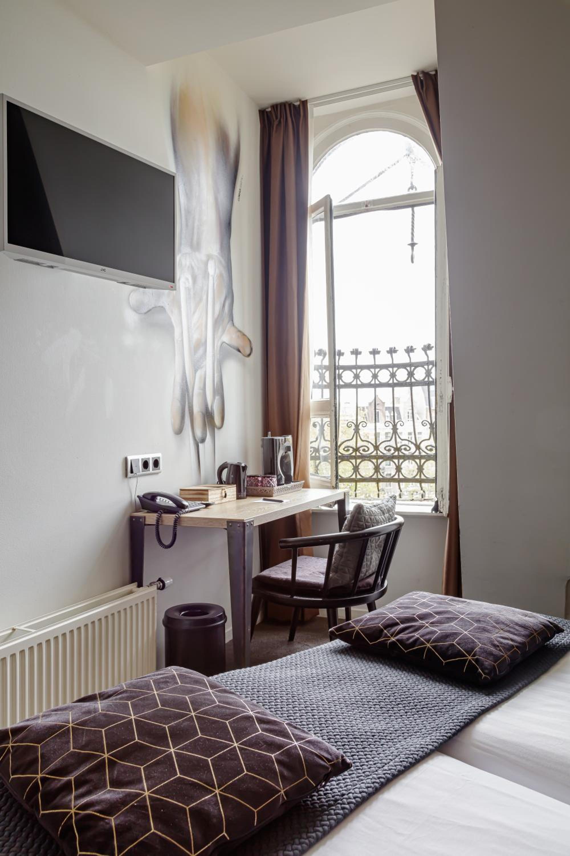 Small Double Room - Canal View photo 2