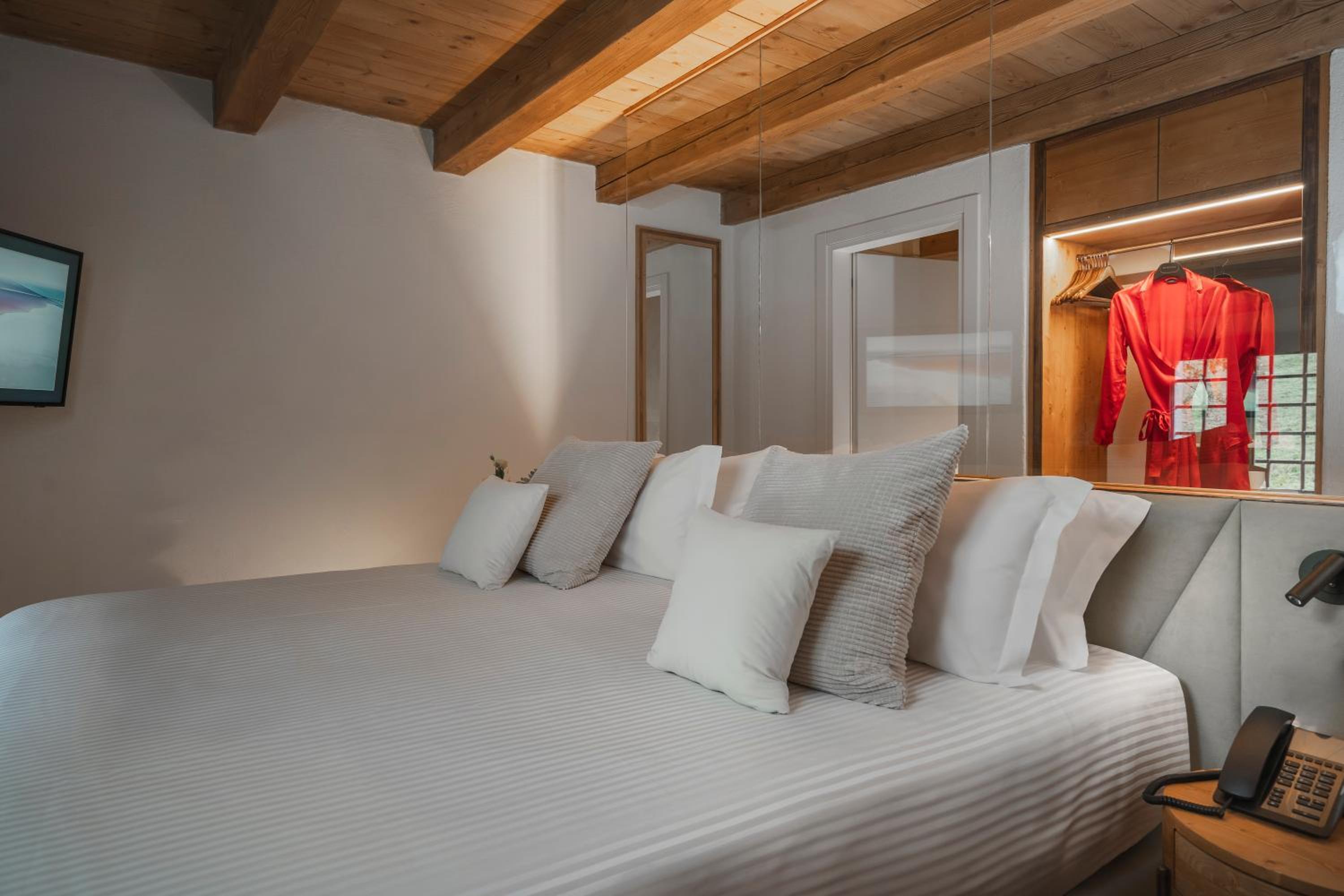 Deluxe Double or Twin Room - Photo 8