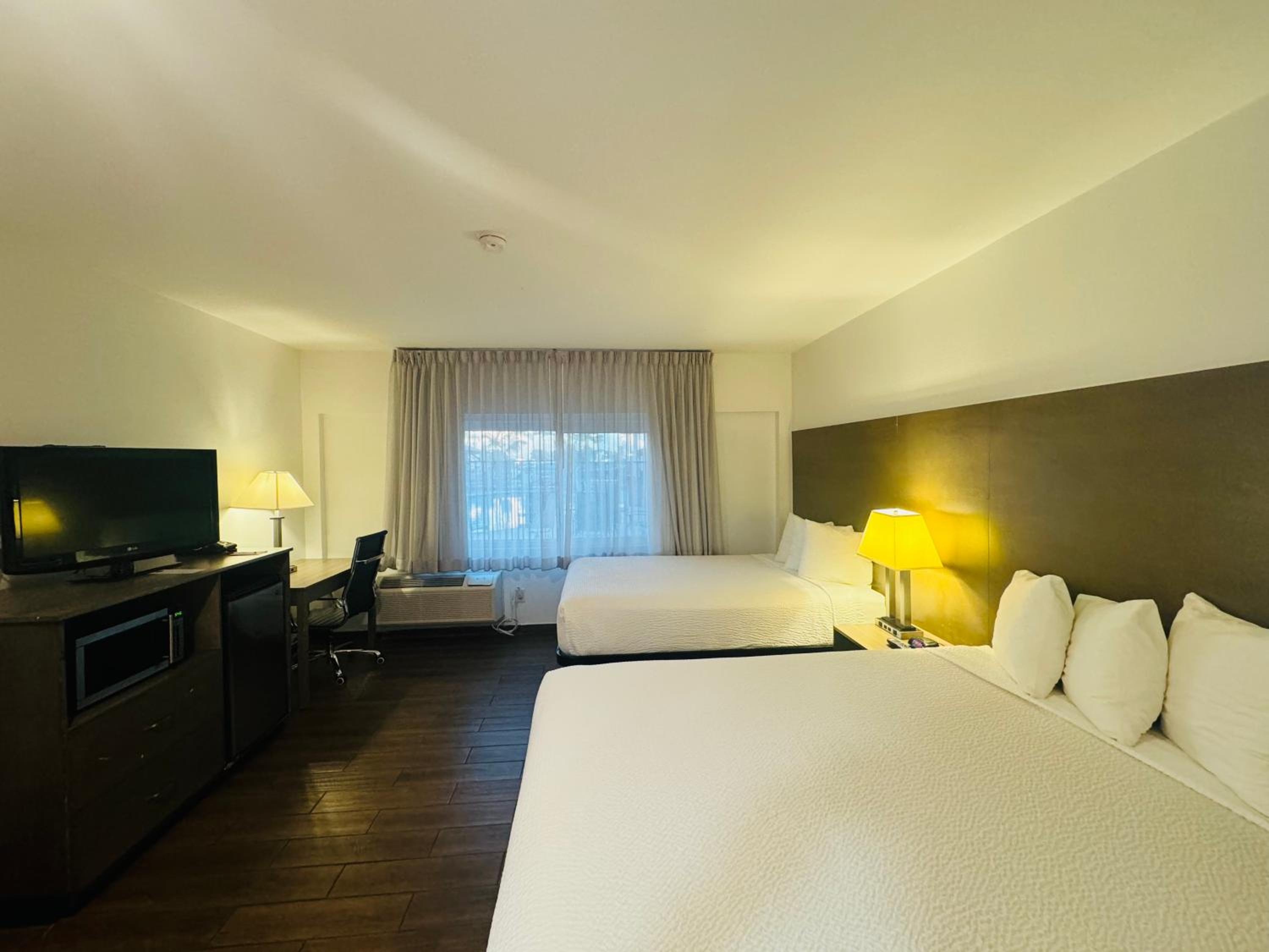 Queen Room with Two Queen Beds - Non-Smoking photo 3