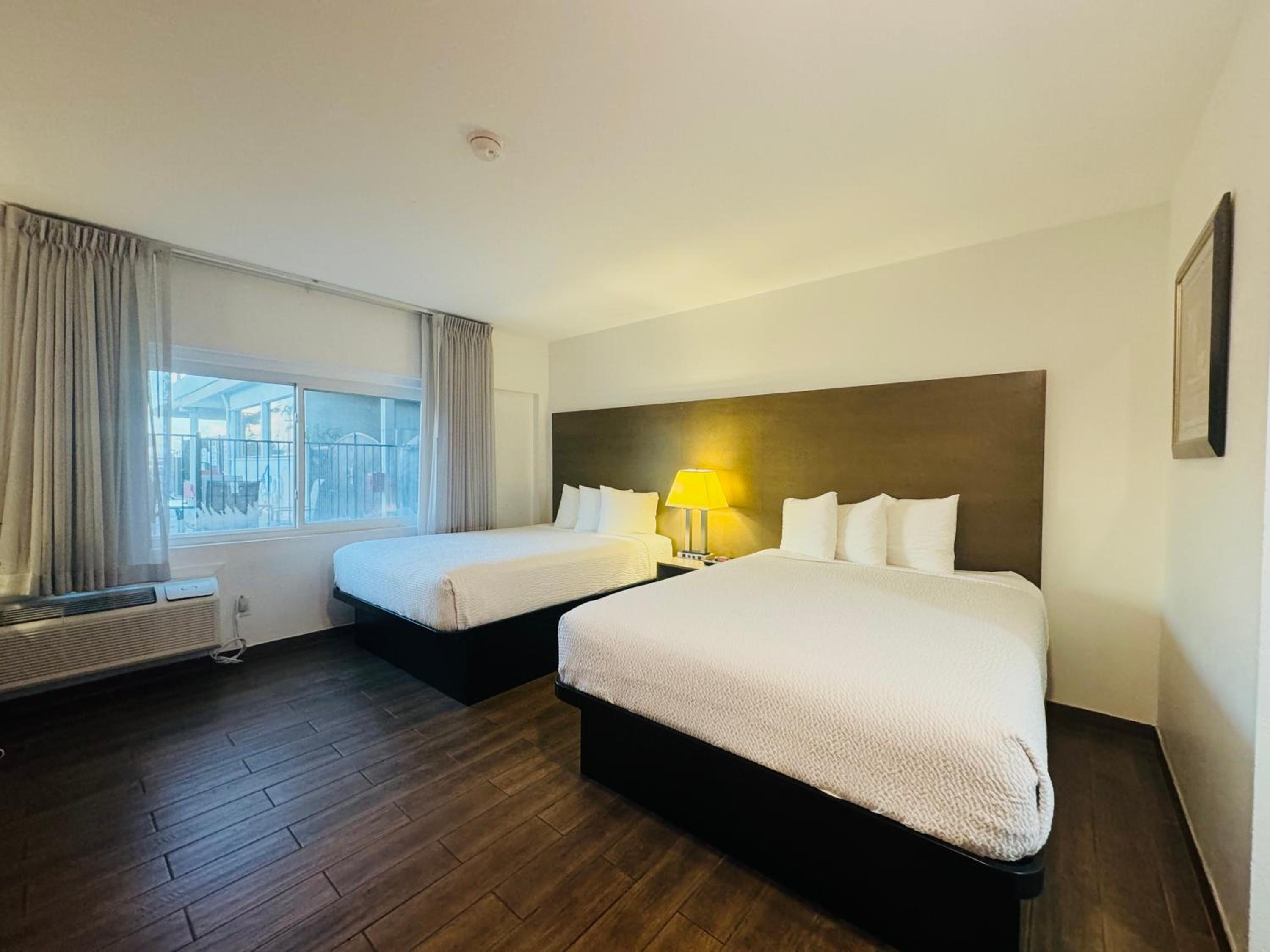 Queen Room with Two Queen Beds - Non-Smoking photo 2