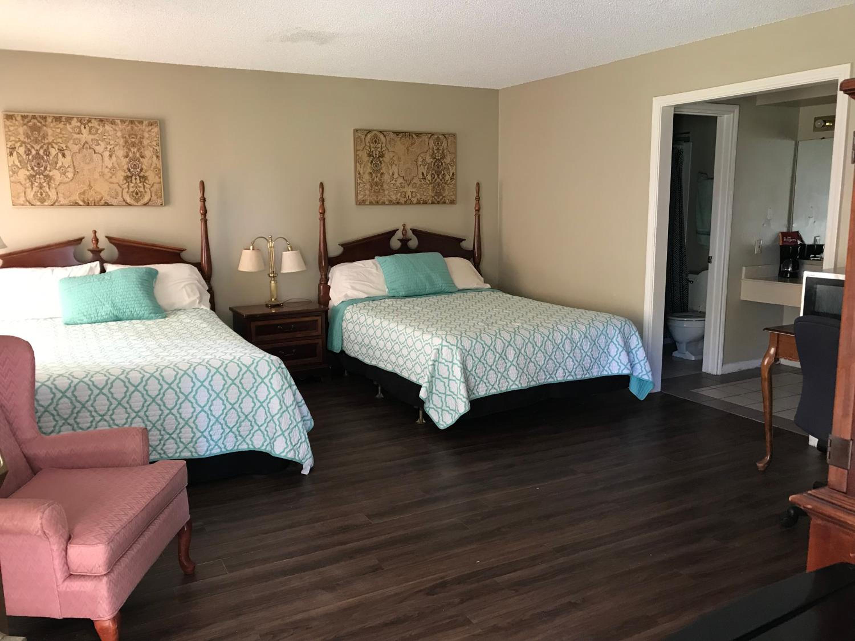 Queen Room with Two Queen Beds - Photo 7