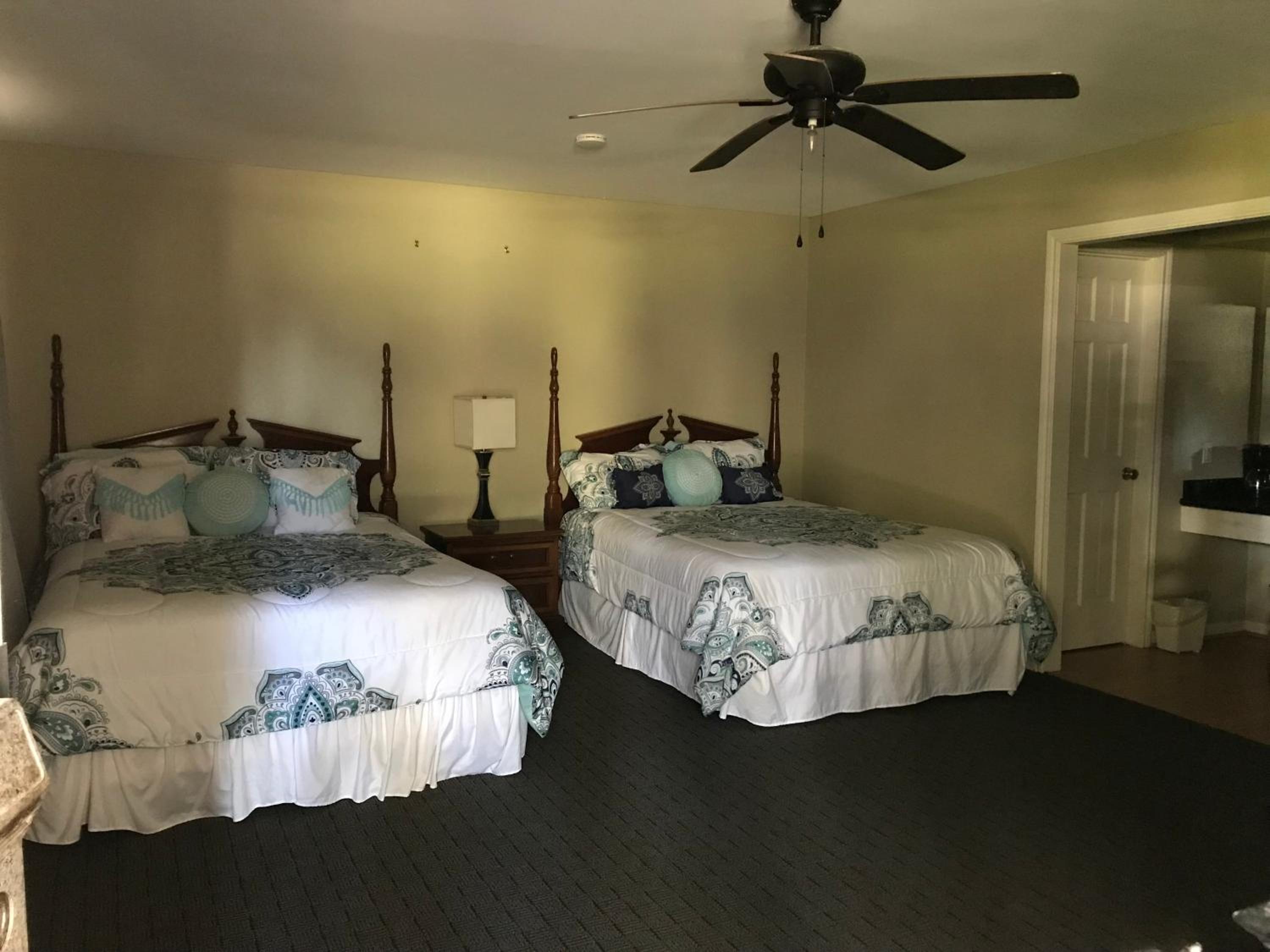Queen Room with Two Queen Beds - Photo 3