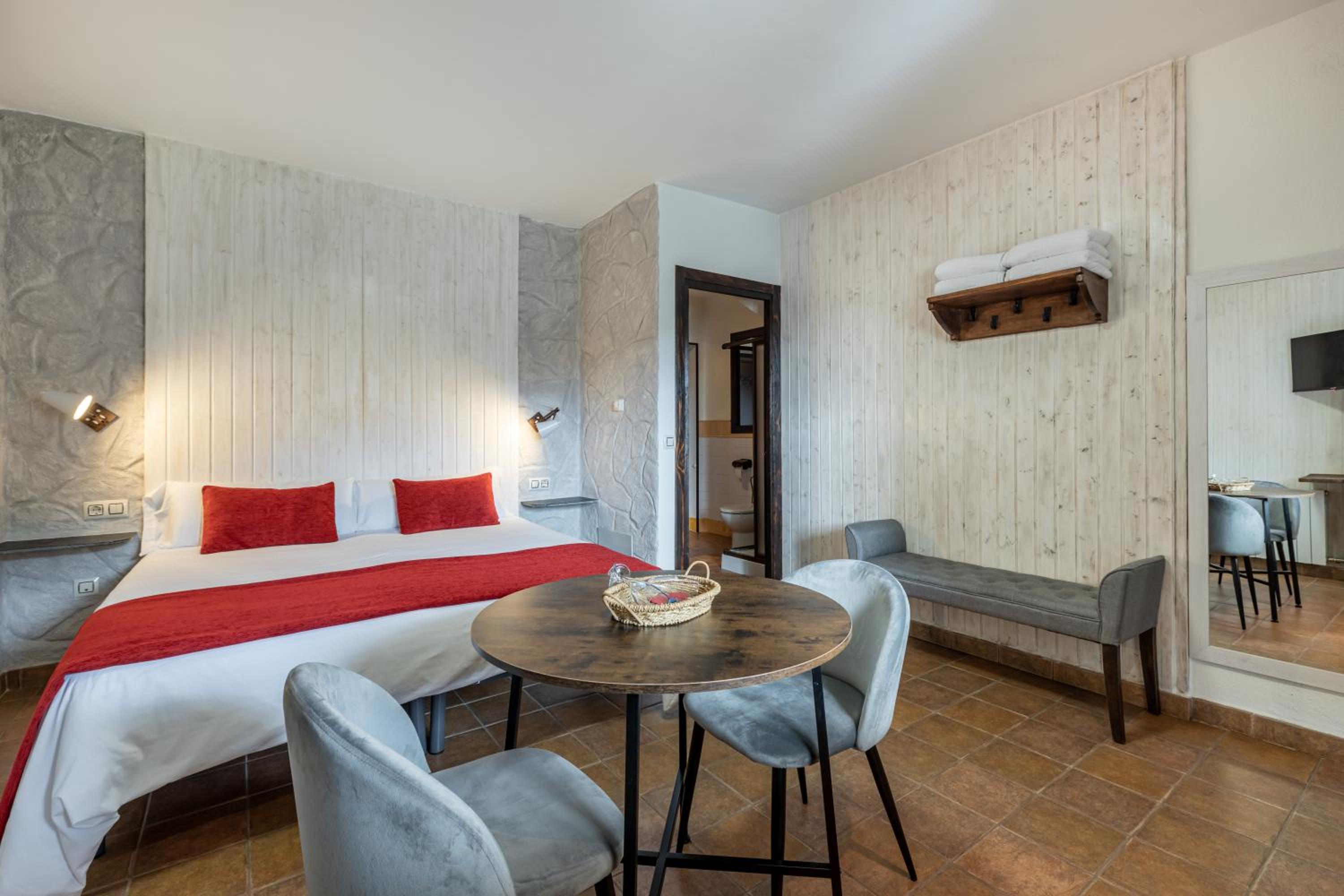 Deluxe Double Room - Photo 8