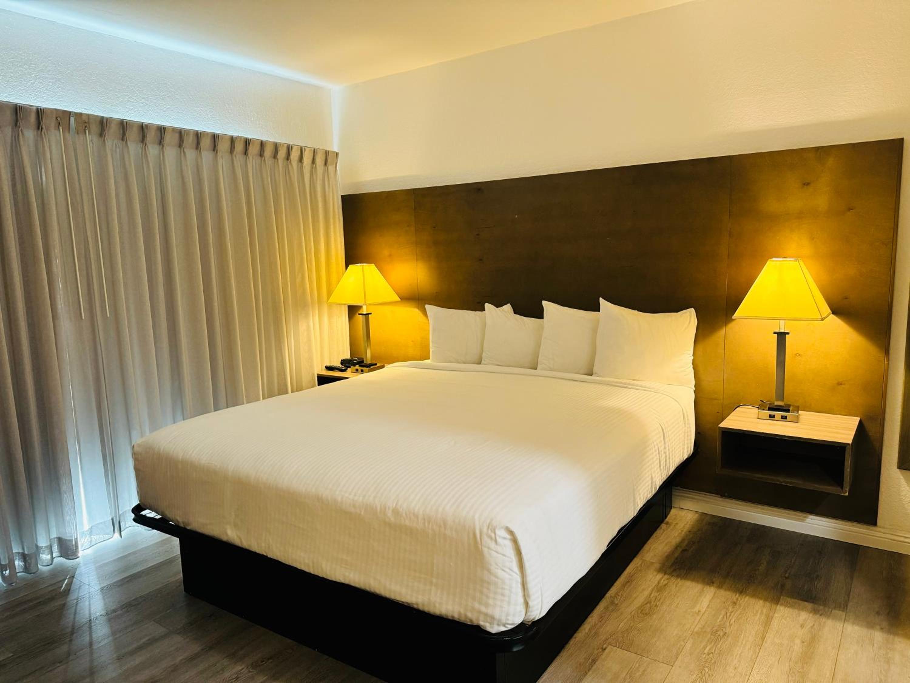 King Room with Harbor View - Non-Smoking photo 2
