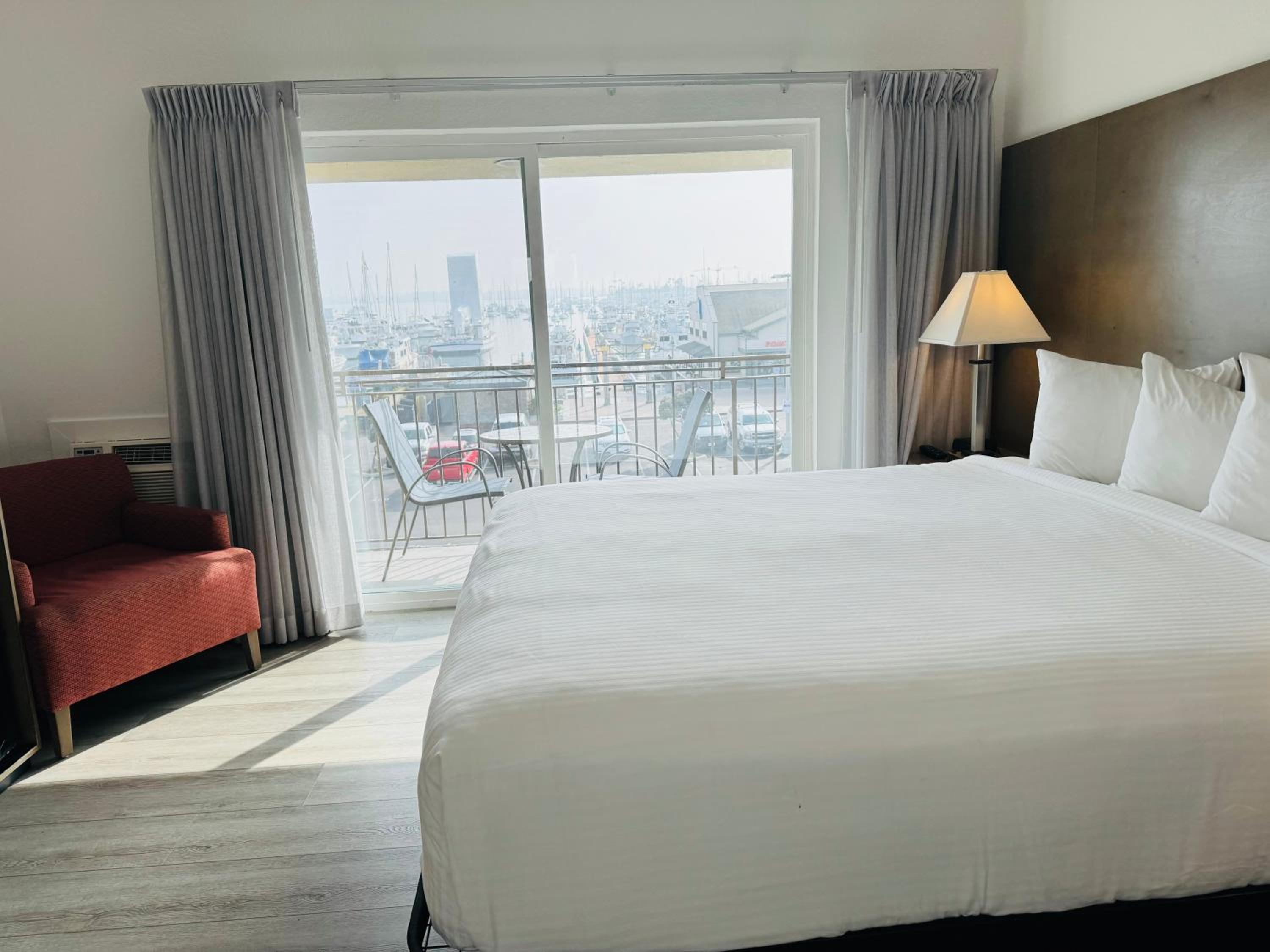 King Room with Harbor View - Non-Smoking photo 3