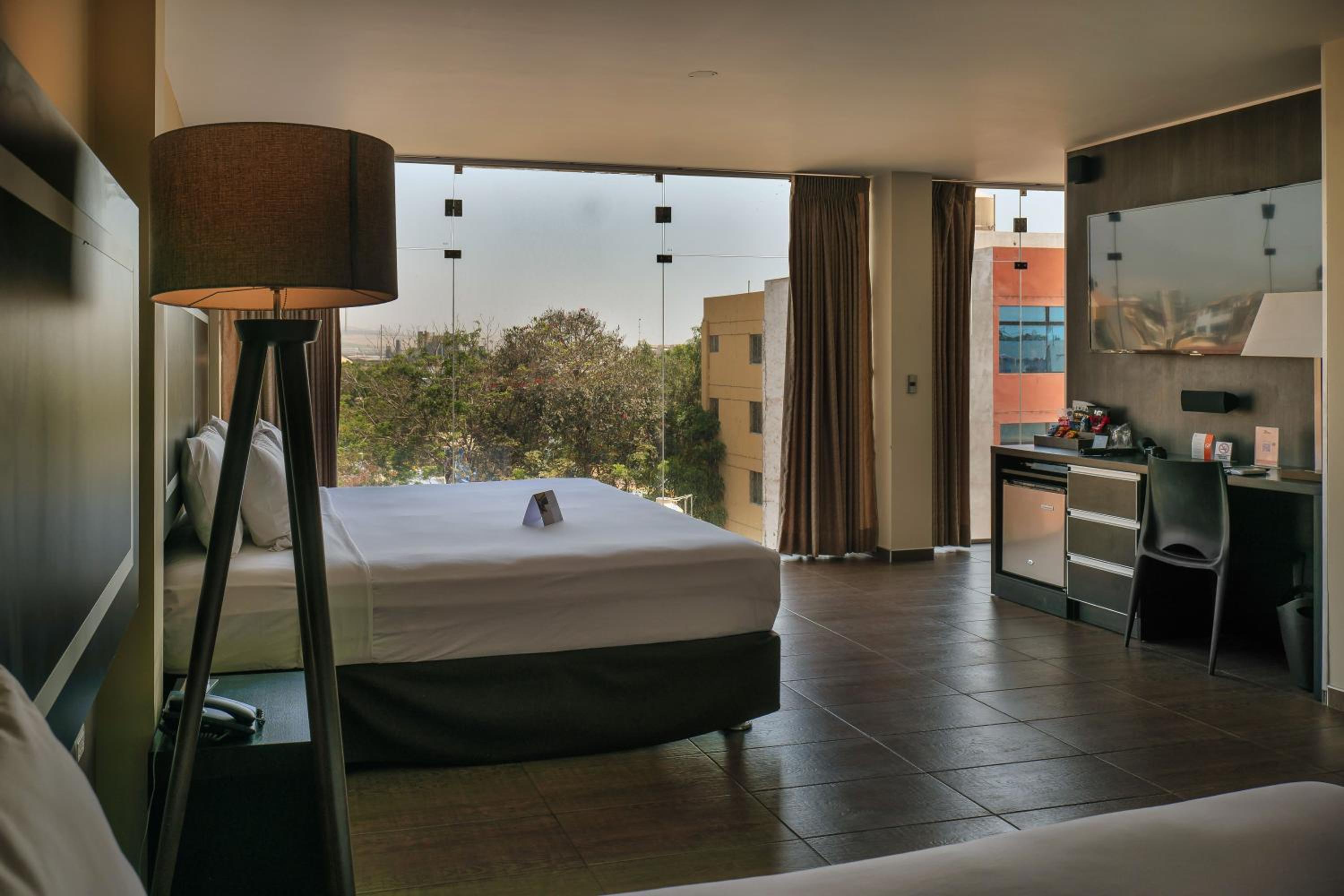 Deluxe King Suite photo 3