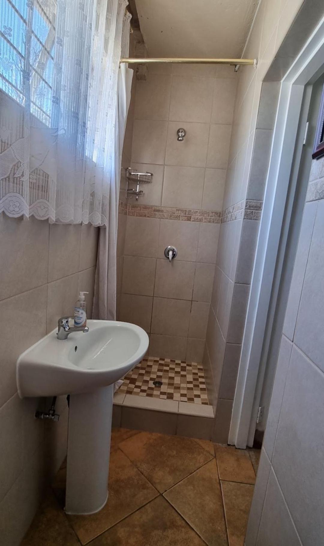 Standard Double Room - Photo 3
