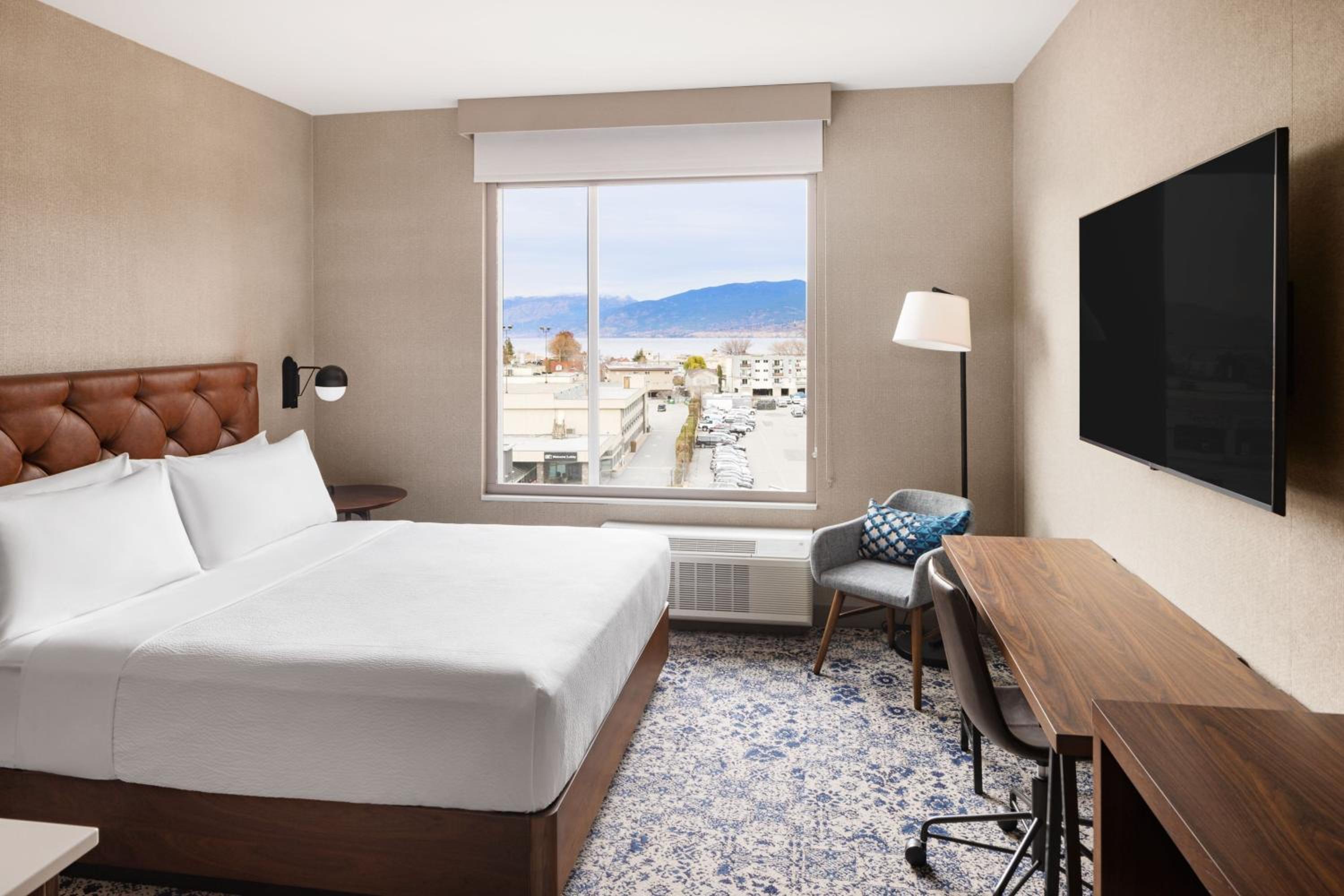 Deluxe King Room with Water View photo 3