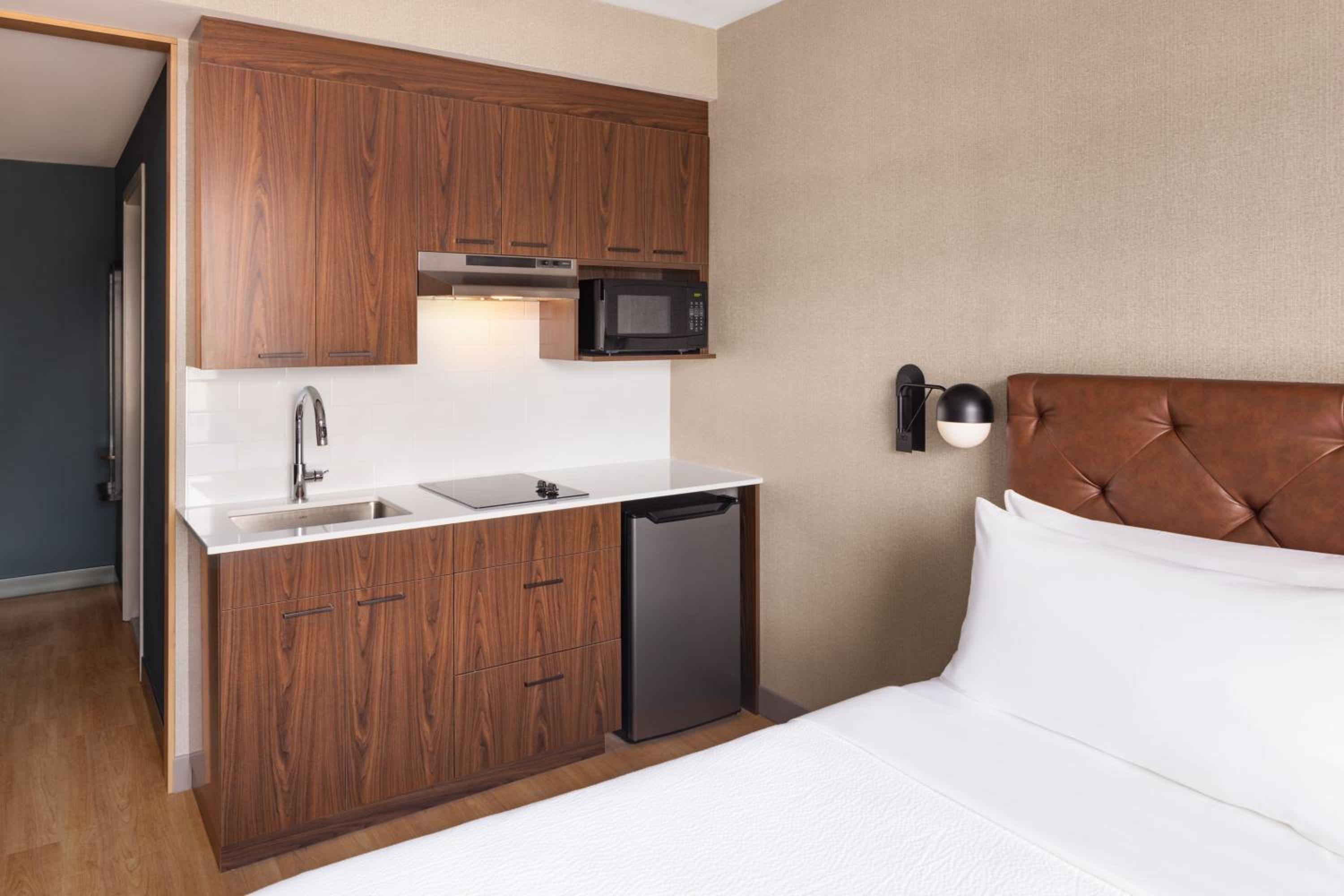 Deluxe King Room with Water View photo 1