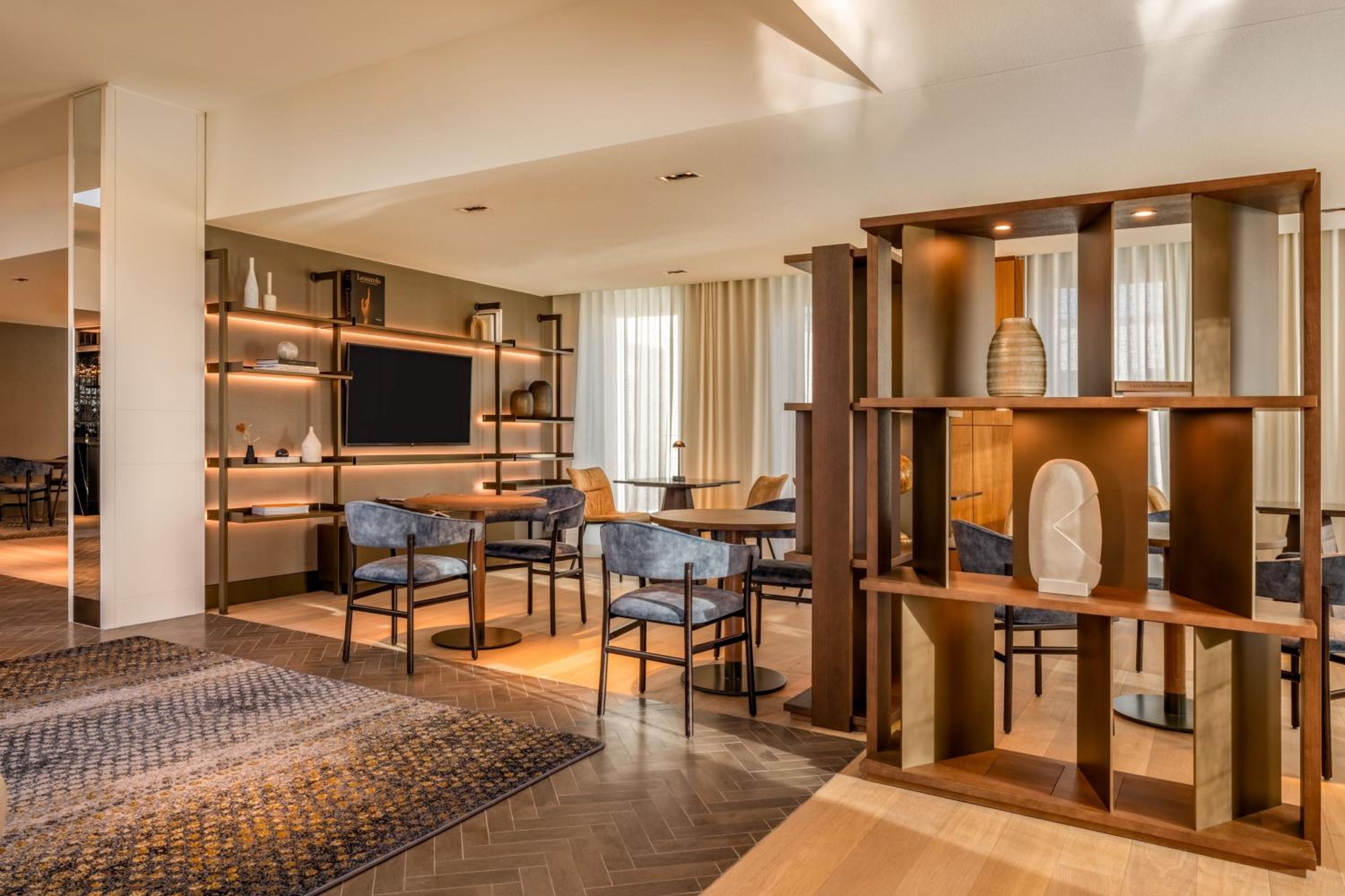 Executive King Room - Club Lounge Access photo 2