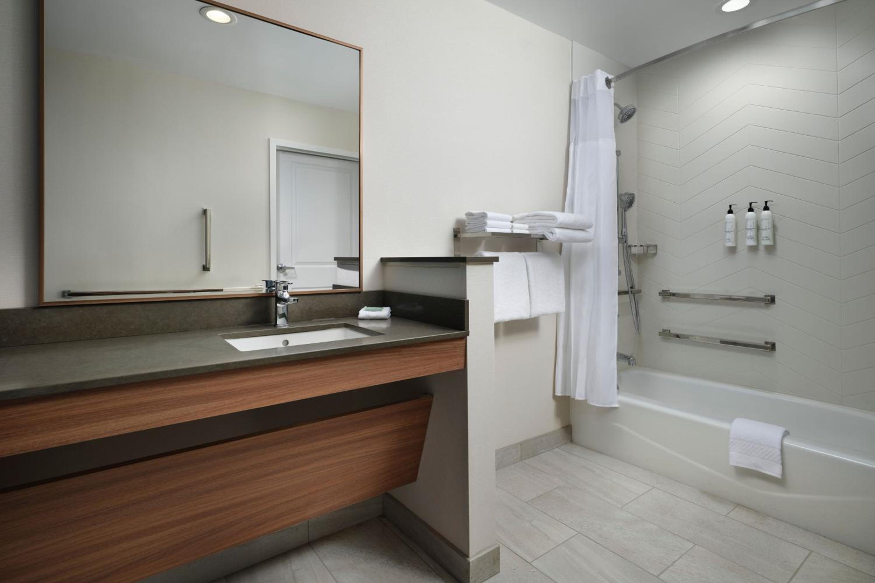 Standard King Room - Photo 6