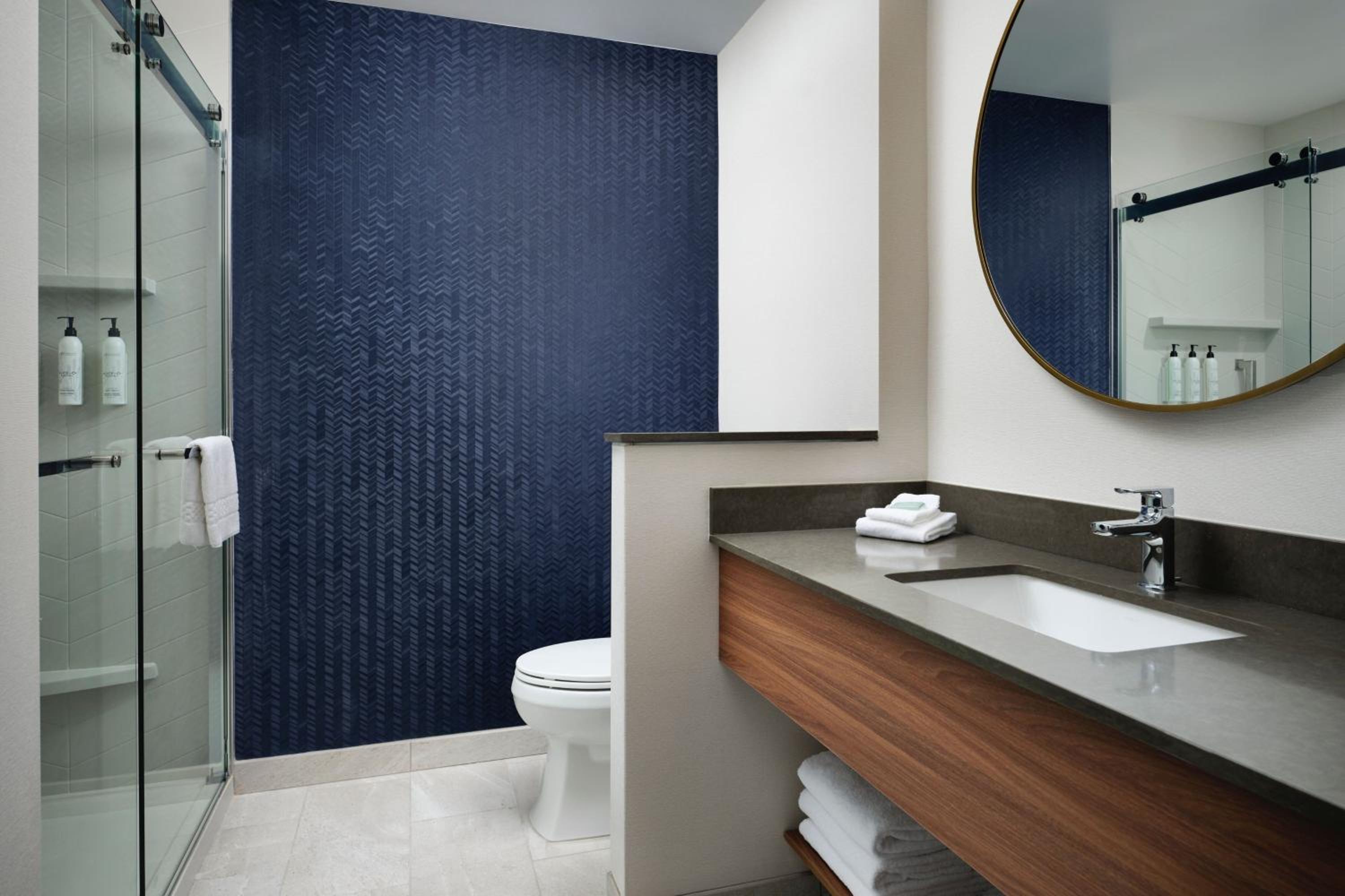 Standard King Room - Photo 7