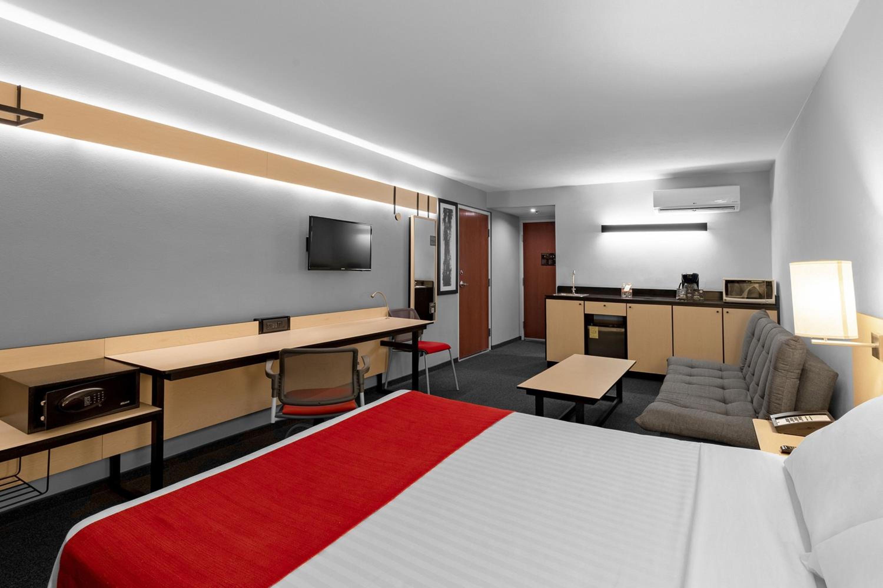 Superior Queen Room with Sofa Bed - Photo 1