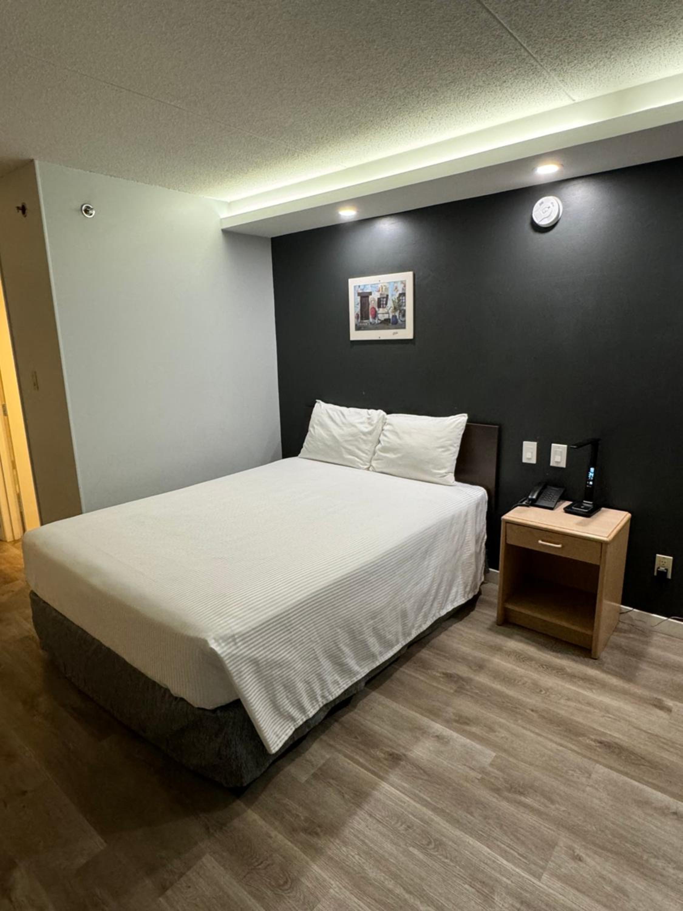 Queen Room - Non-Smoking