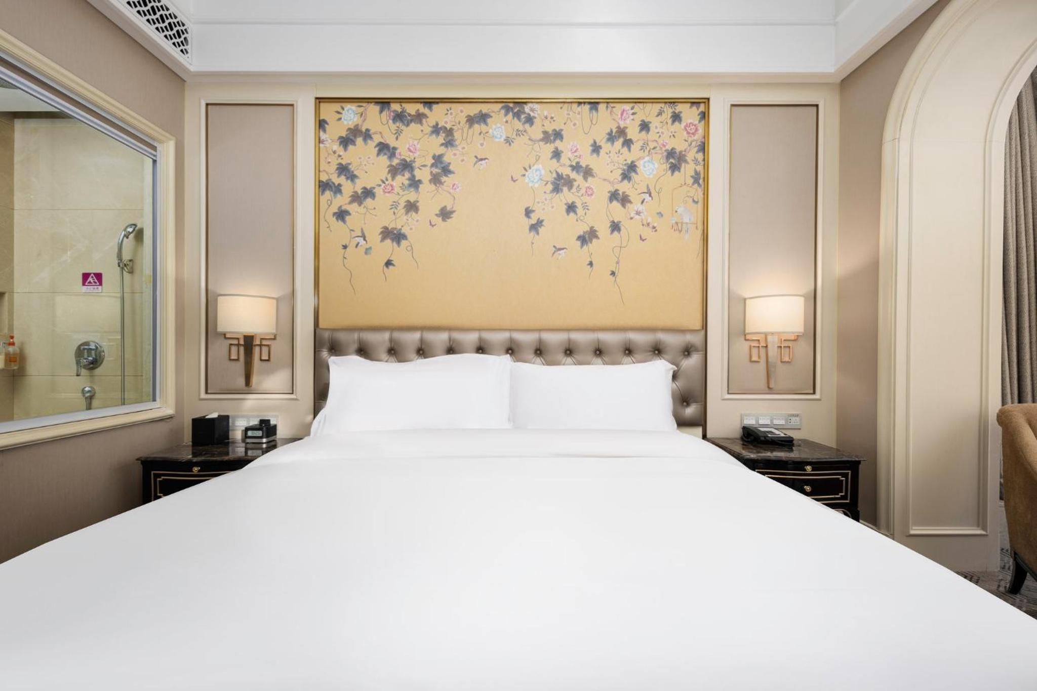 Premium King Room - Photo 5