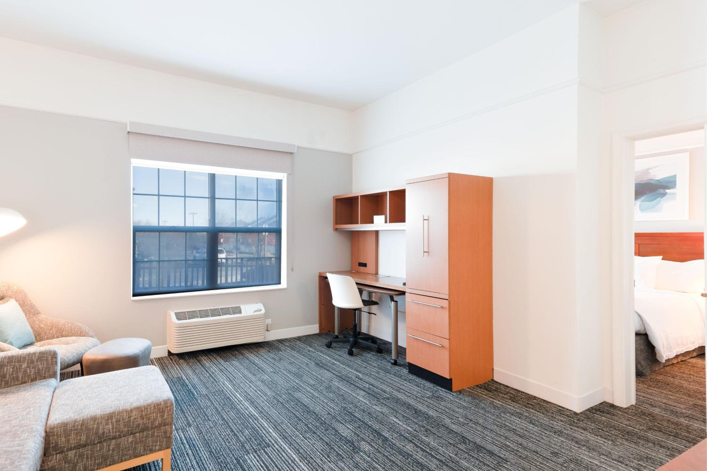 1 Bedroom Suite, 1 Queen, Sofa bed - Photo 1