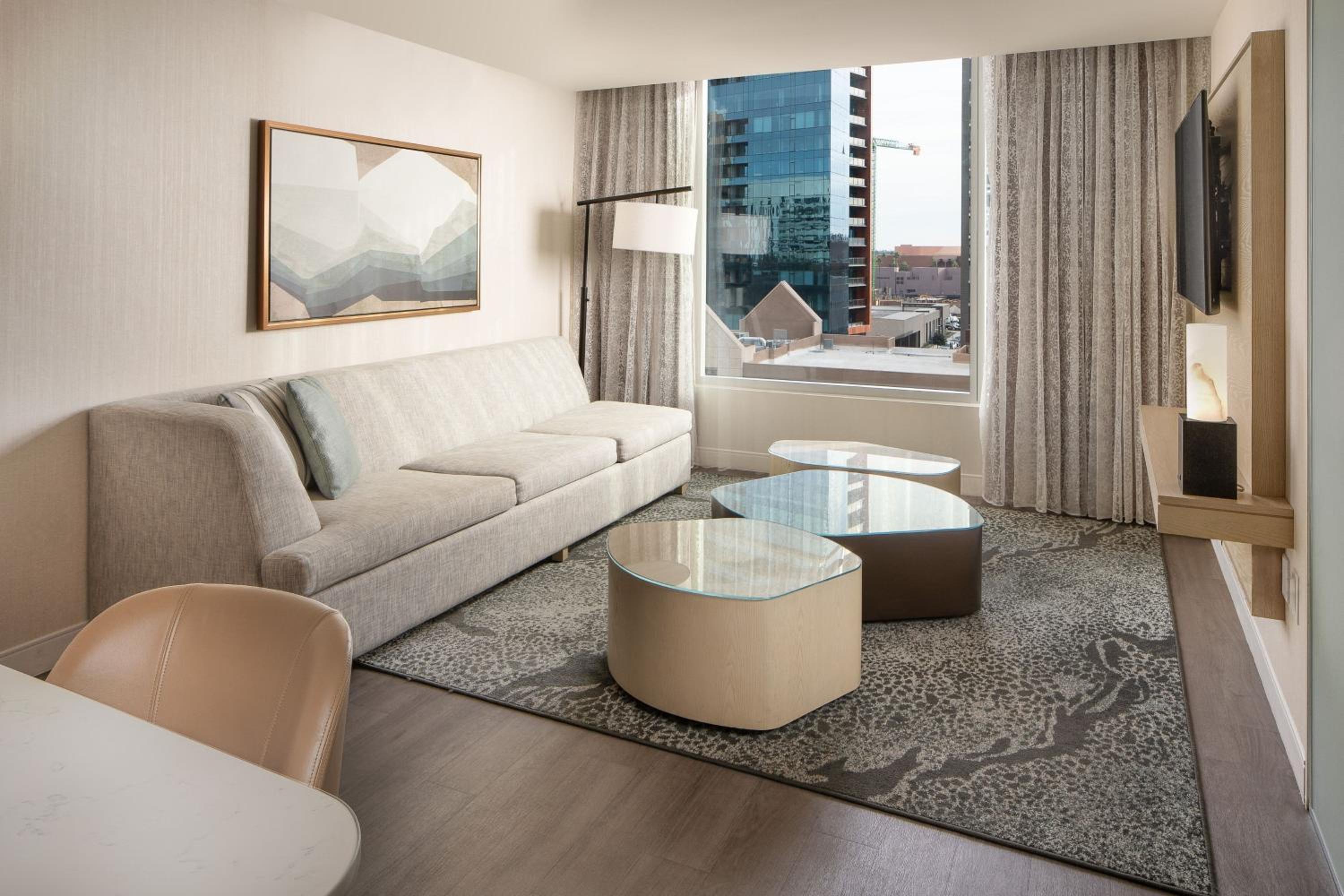 1 Bedroom Executive Suite with 1 King bed, Sofa bed - Photo 2