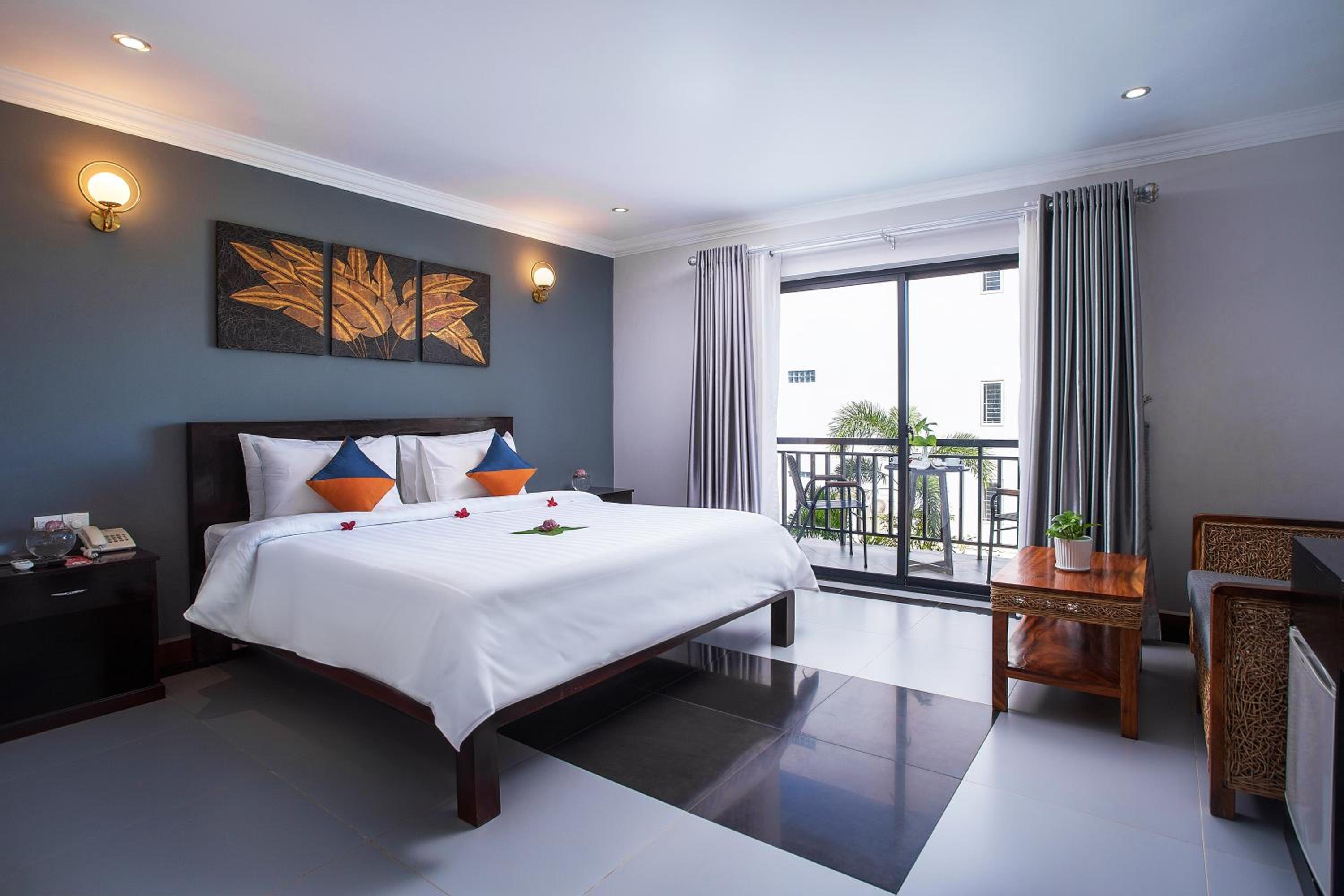 Deluxe Double Room with Balcony - Photo 3