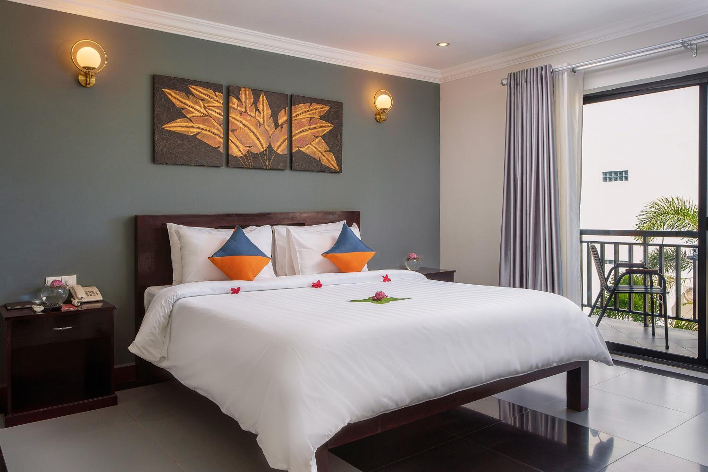 Deluxe Double Room with Balcony - Photo 2