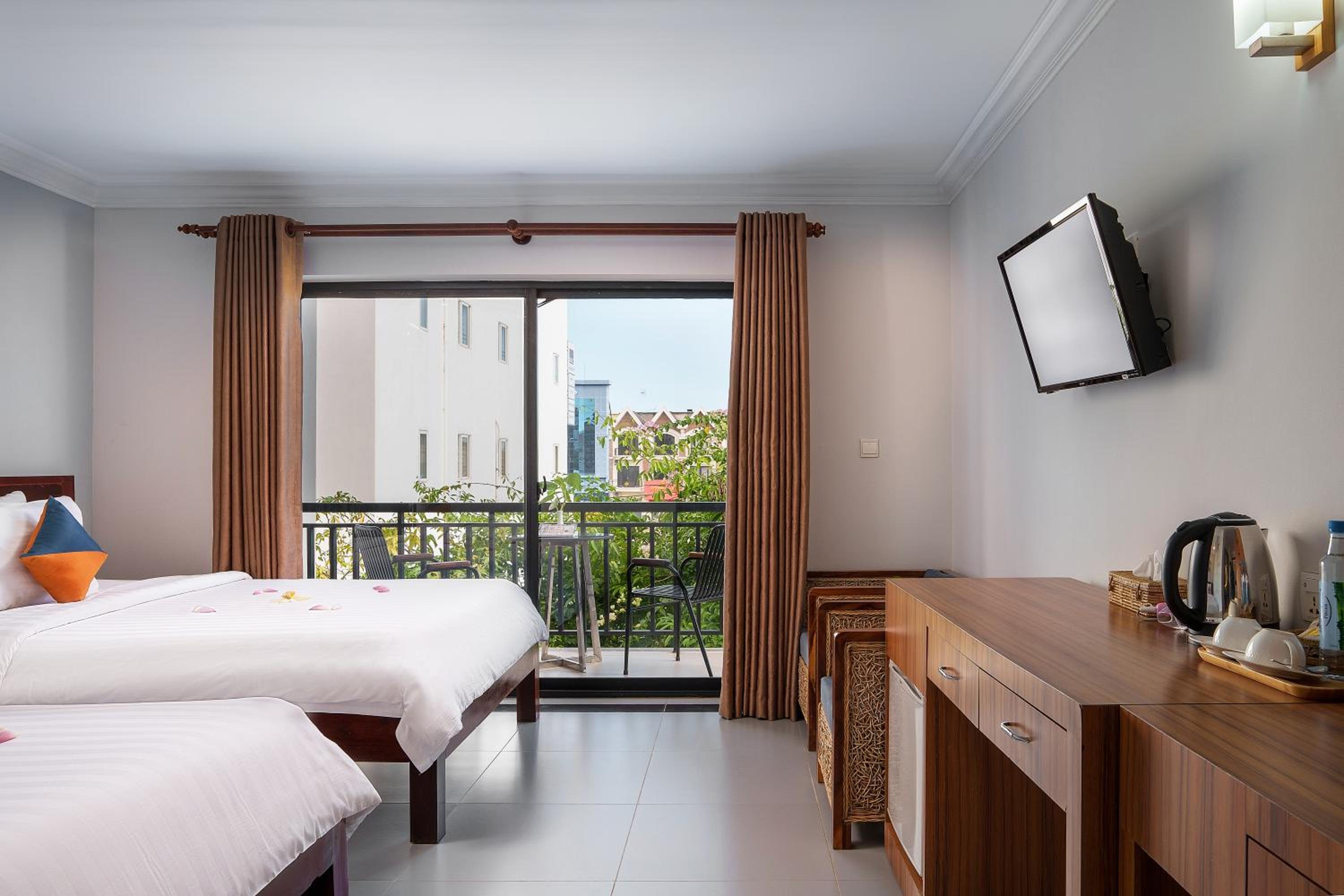 Twin Room with Balcony - Photo 10