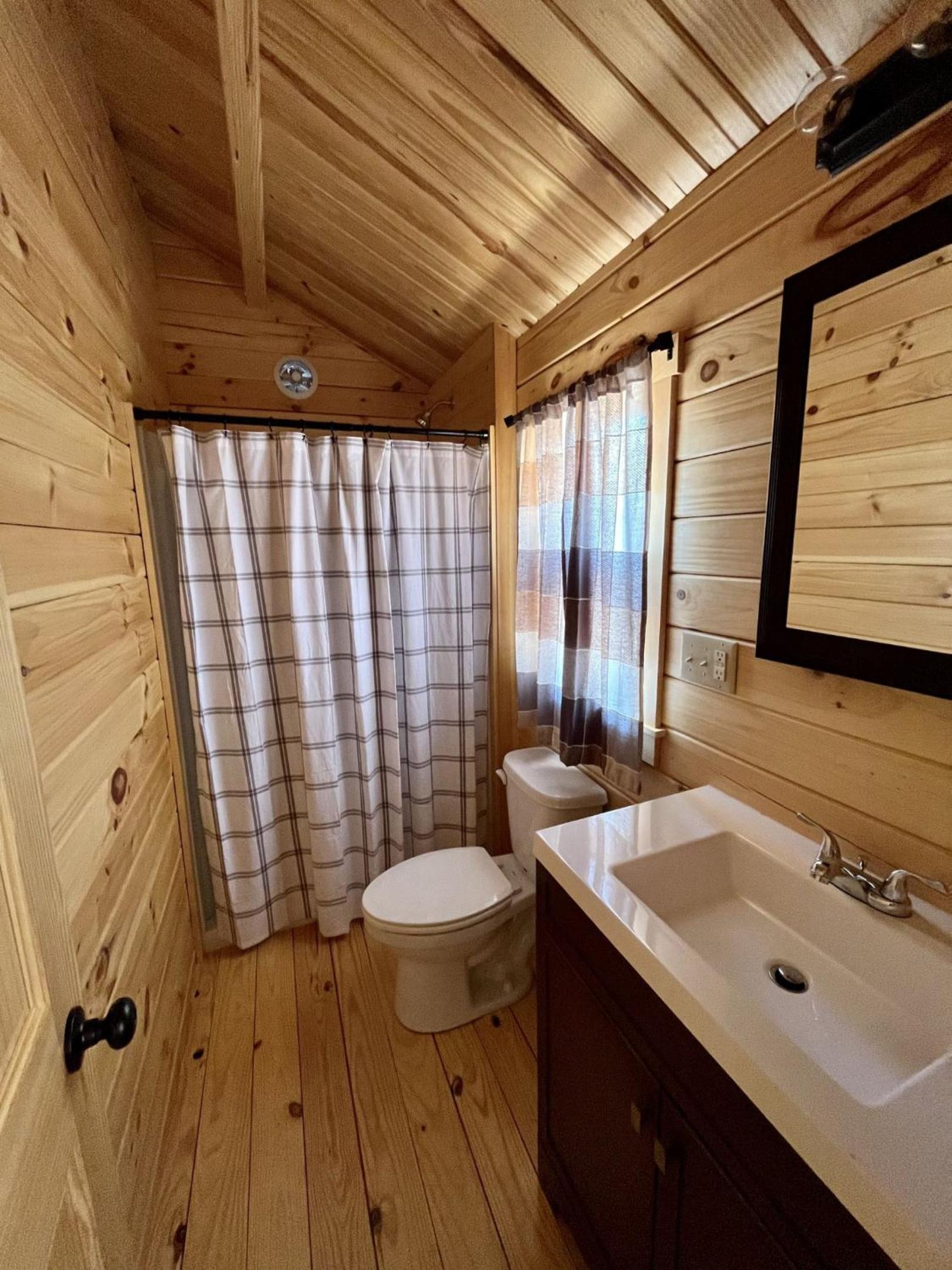 Deluxe Queen Suite - Photo 4